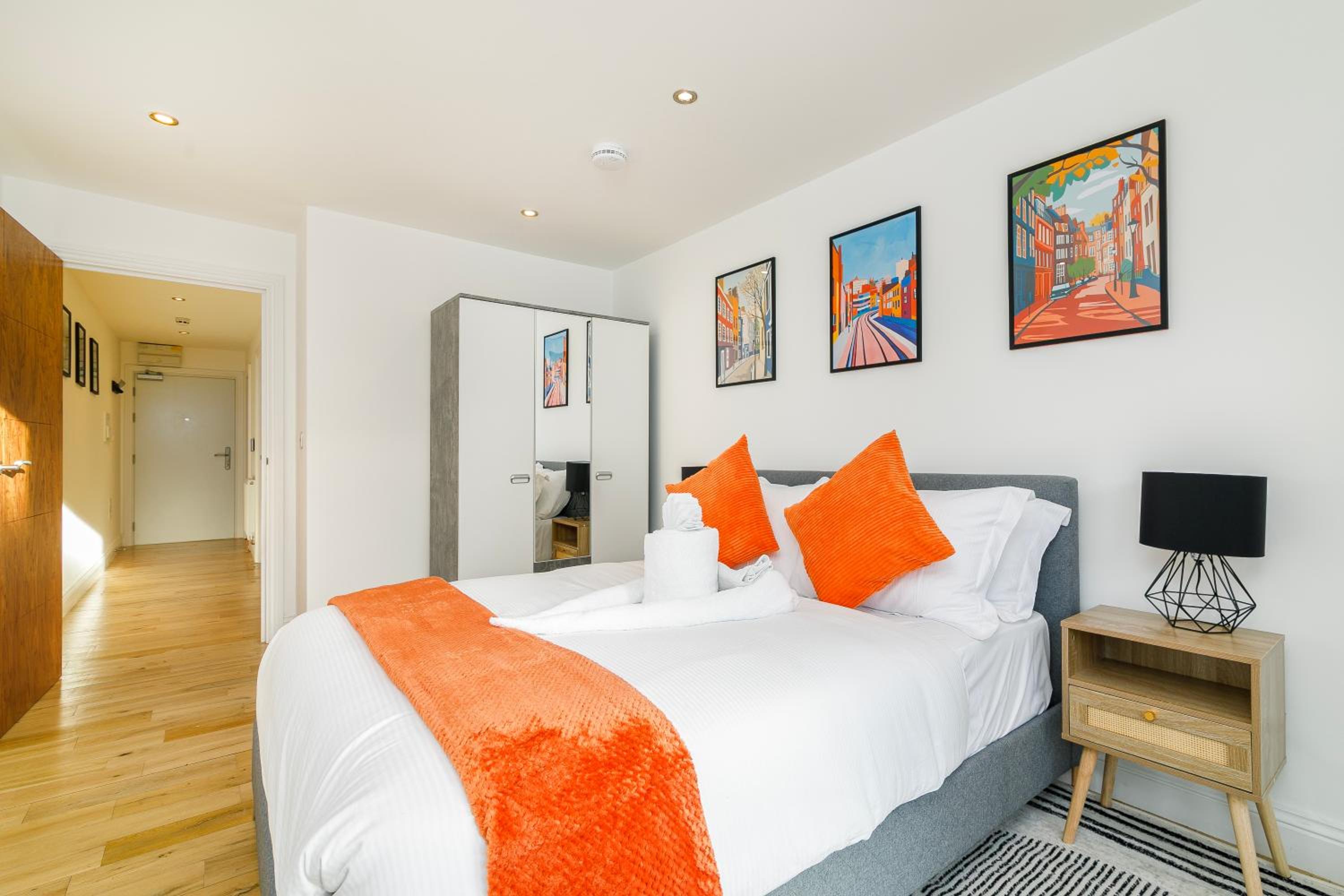 Modern 2-Bedroom, 2-Bathroom Apartment with Balcony in Hoxton Sleeps 6