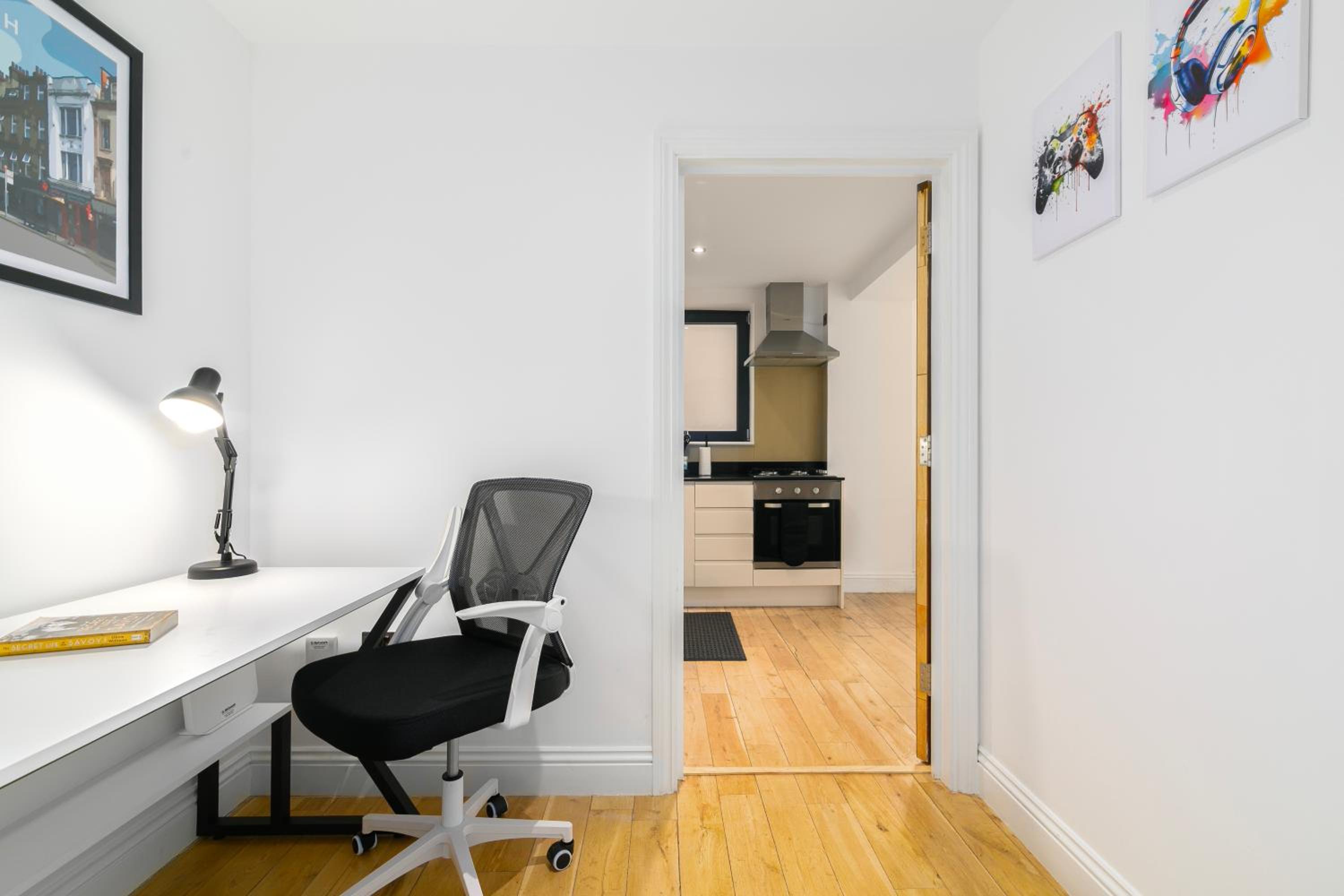 Modern 2-Bedroom, 2-Bathroom Apartment with Balcony in Hoxton Sleeps 6