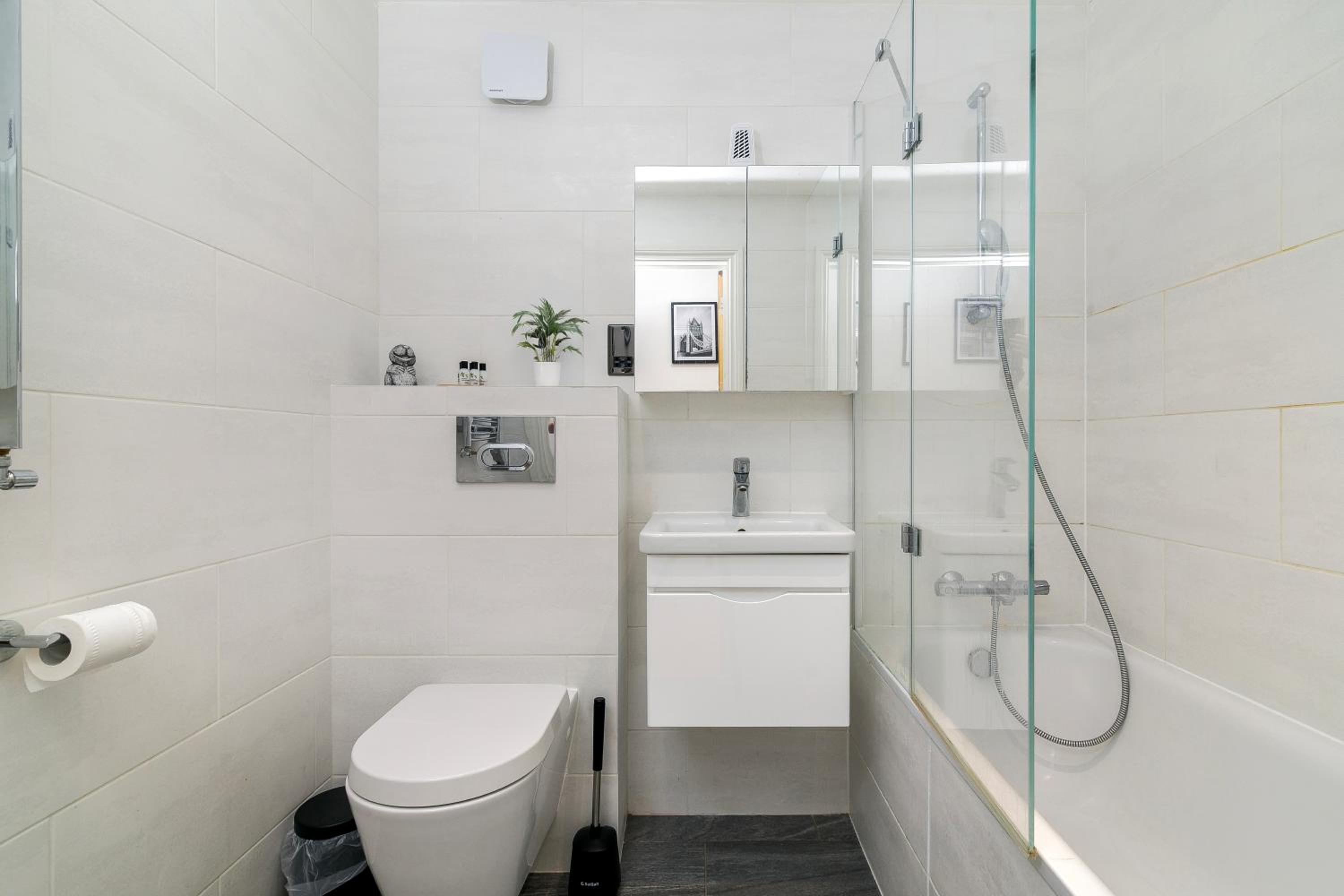 Modern 2-Bedroom, 2-Bathroom Apartment with Balcony in Hoxton Sleeps 6