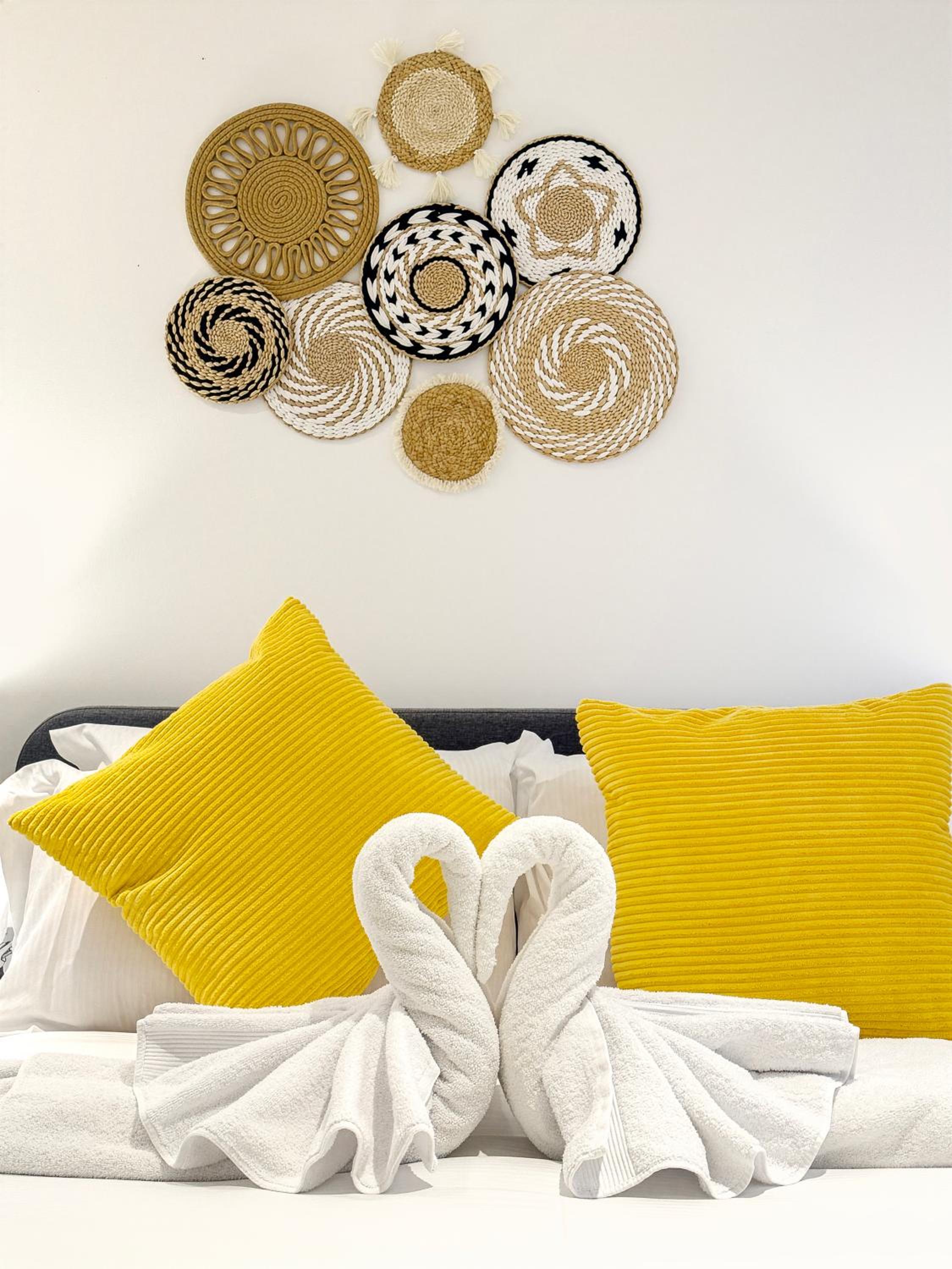 Modern 2-Bedroom, 2-Bathroom Apartment with Balcony in Hoxton Sleeps 6