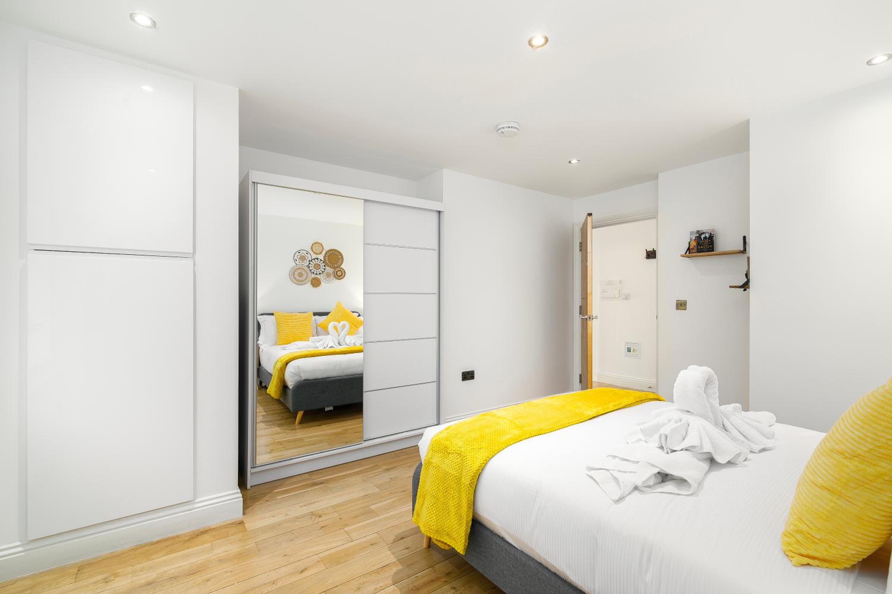 Modern 2-Bedroom, 2-Bathroom Apartment with Balcony in Hoxton Sleeps 6