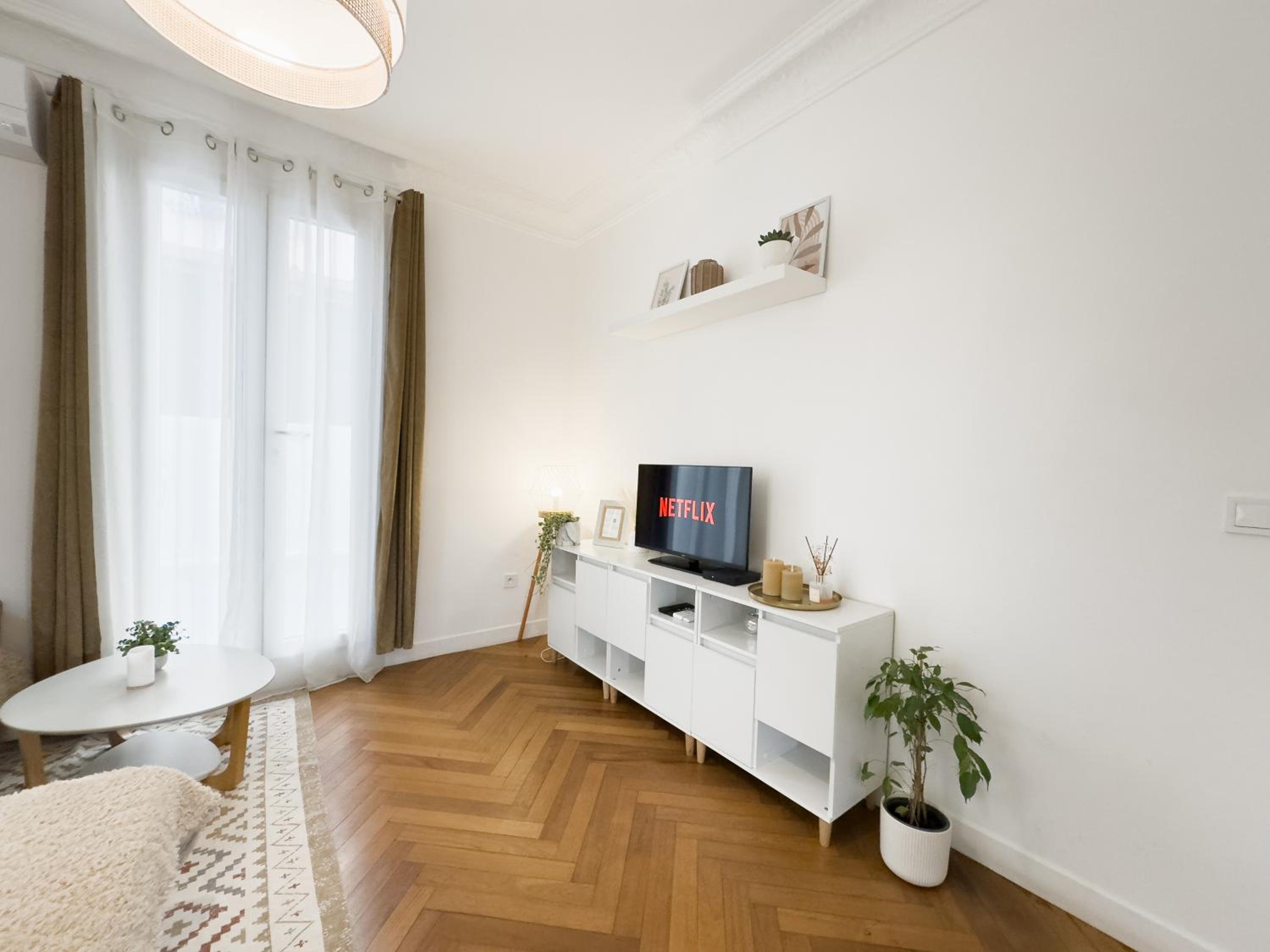 Central Studio - Bright & Modern - Private Terrace - AirCon - Near Train & Beach