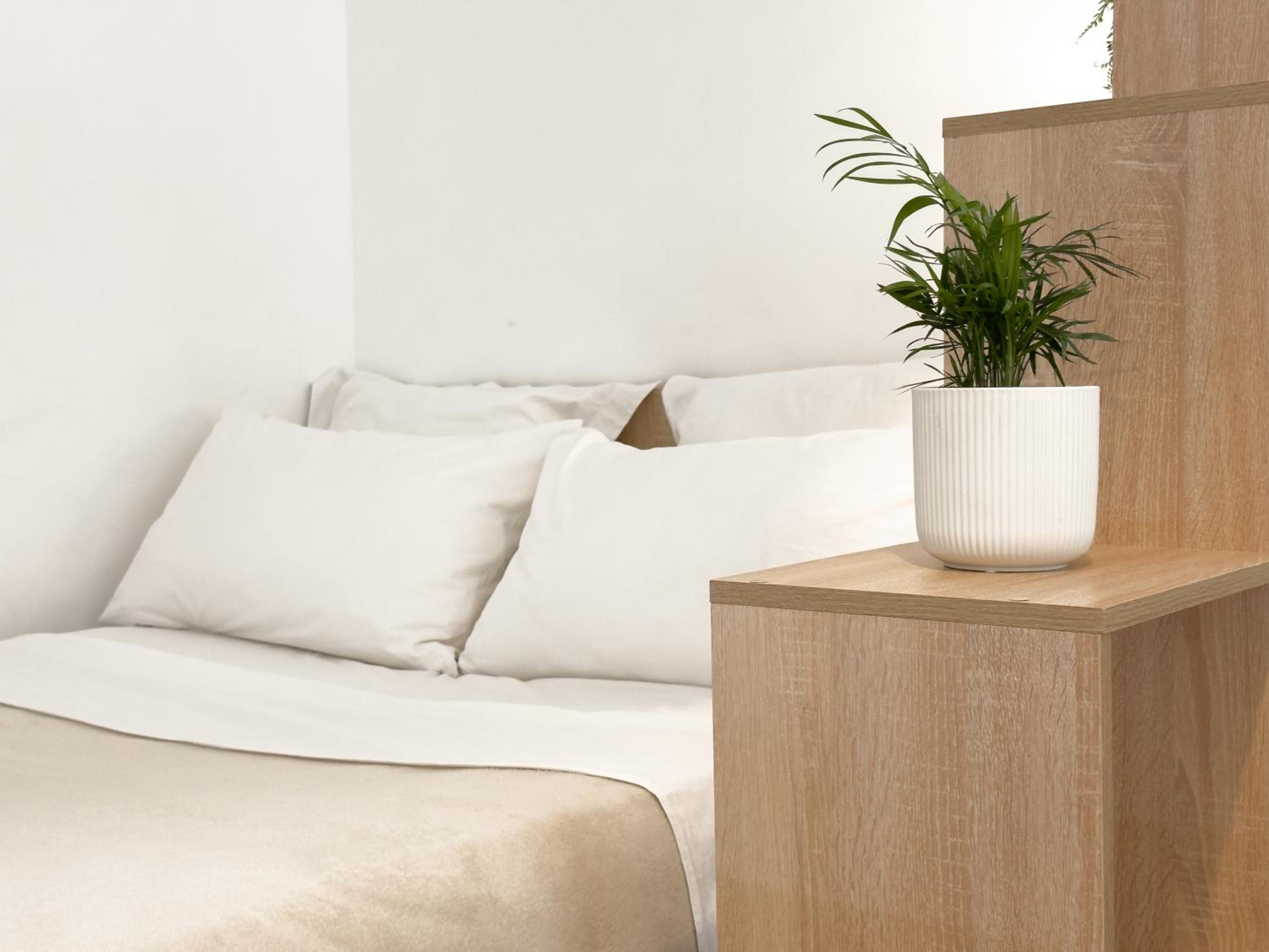 Central Studio - Bright & Modern - Private Terrace - AirCon - Near Train & Beach