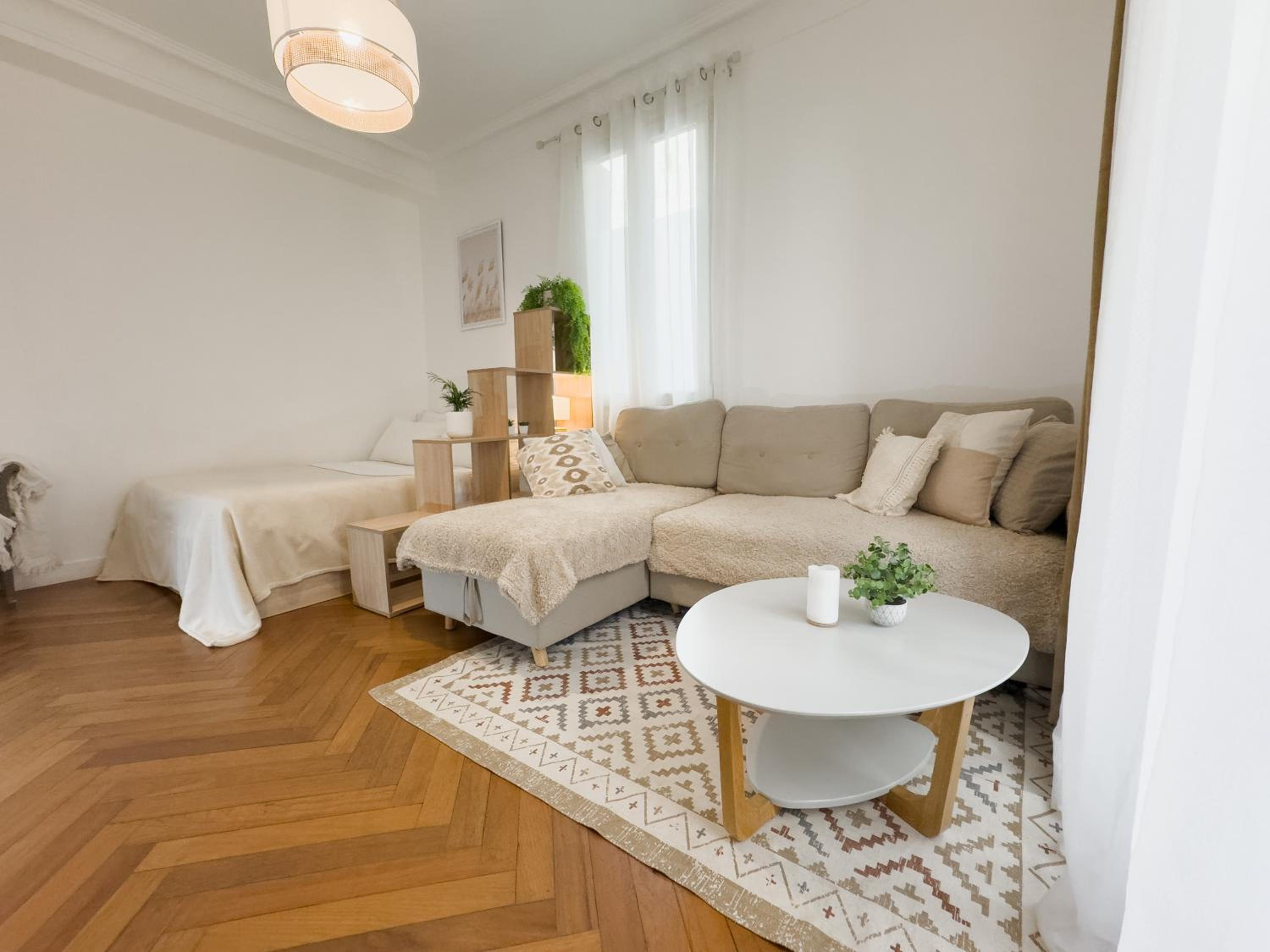 Central Studio - Bright & Modern - Private Terrace - AirCon - Near Train & Beach