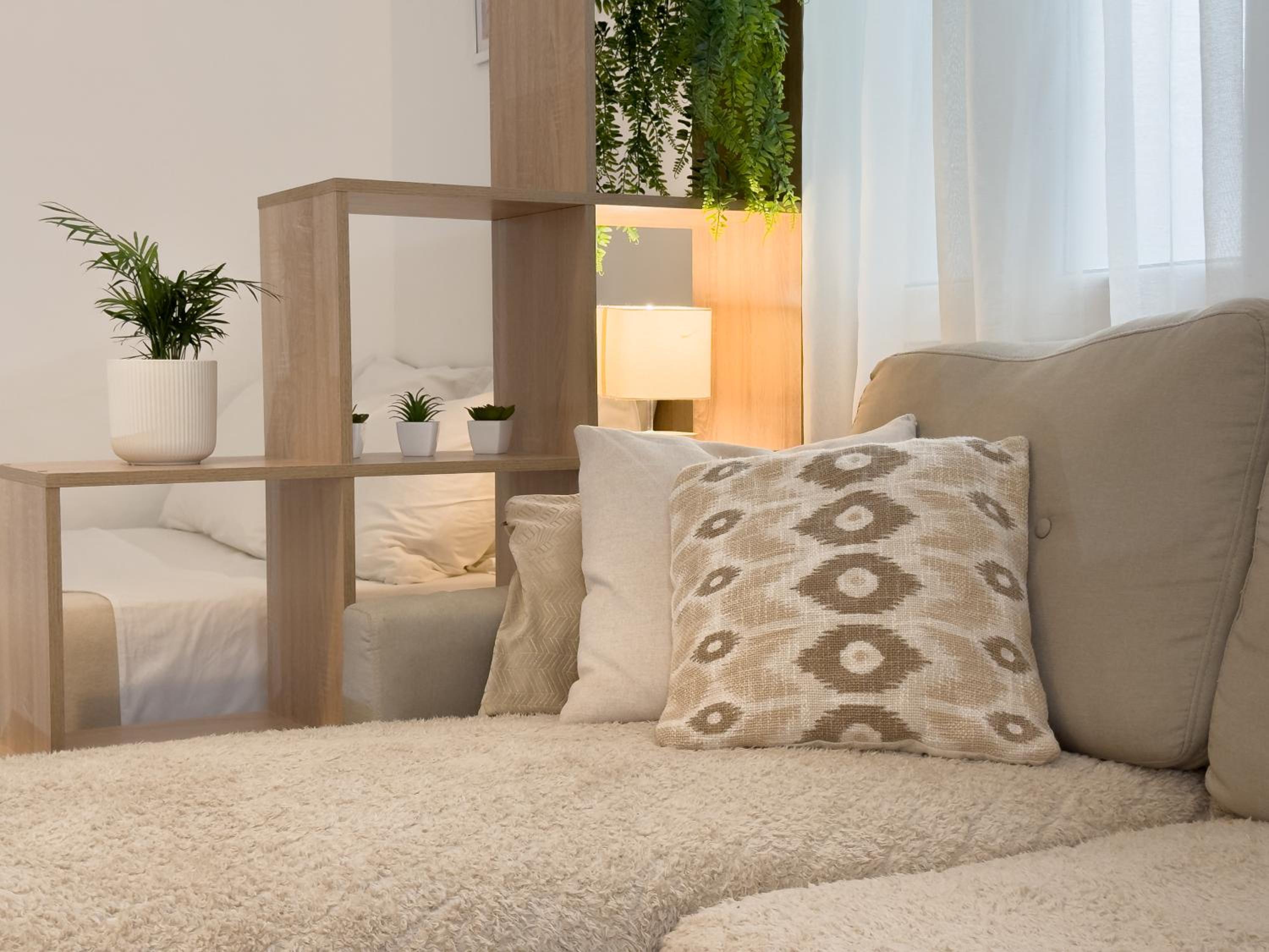 Central Studio - Bright & Modern - Private Terrace - AirCon - Near Train & Beach