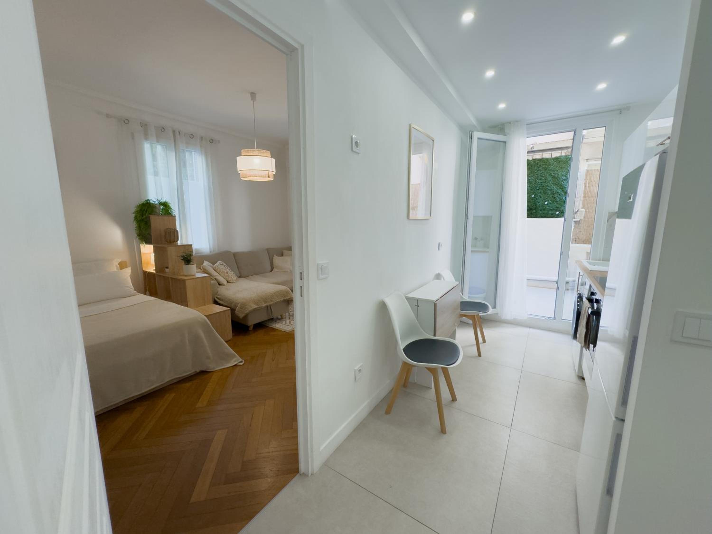 Central Studio - Bright & Modern - Private Terrace - AirCon - Near Train & Beach