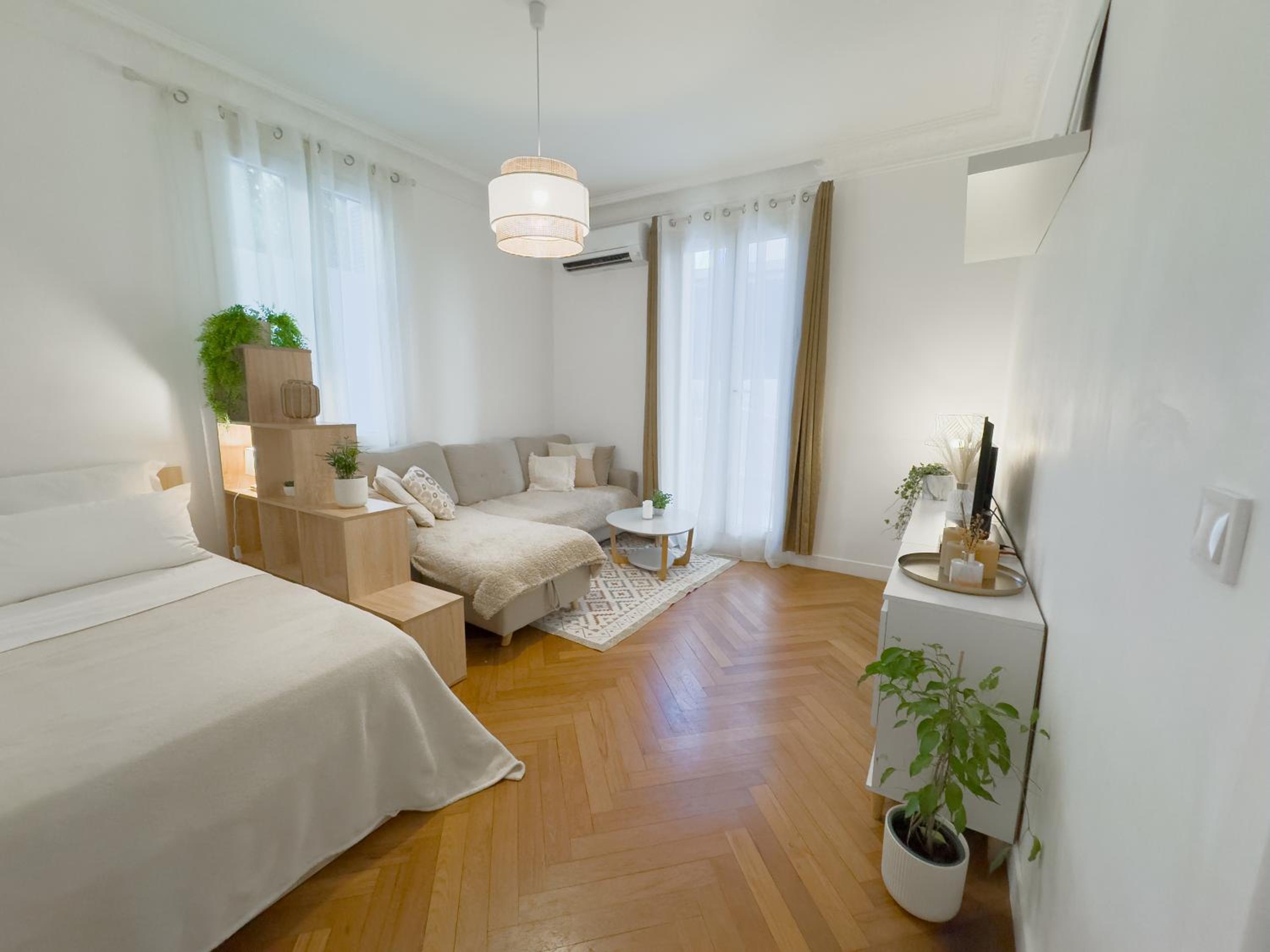 Central Studio - Bright & Modern - Private Terrace - AirCon - Near Train & Beach