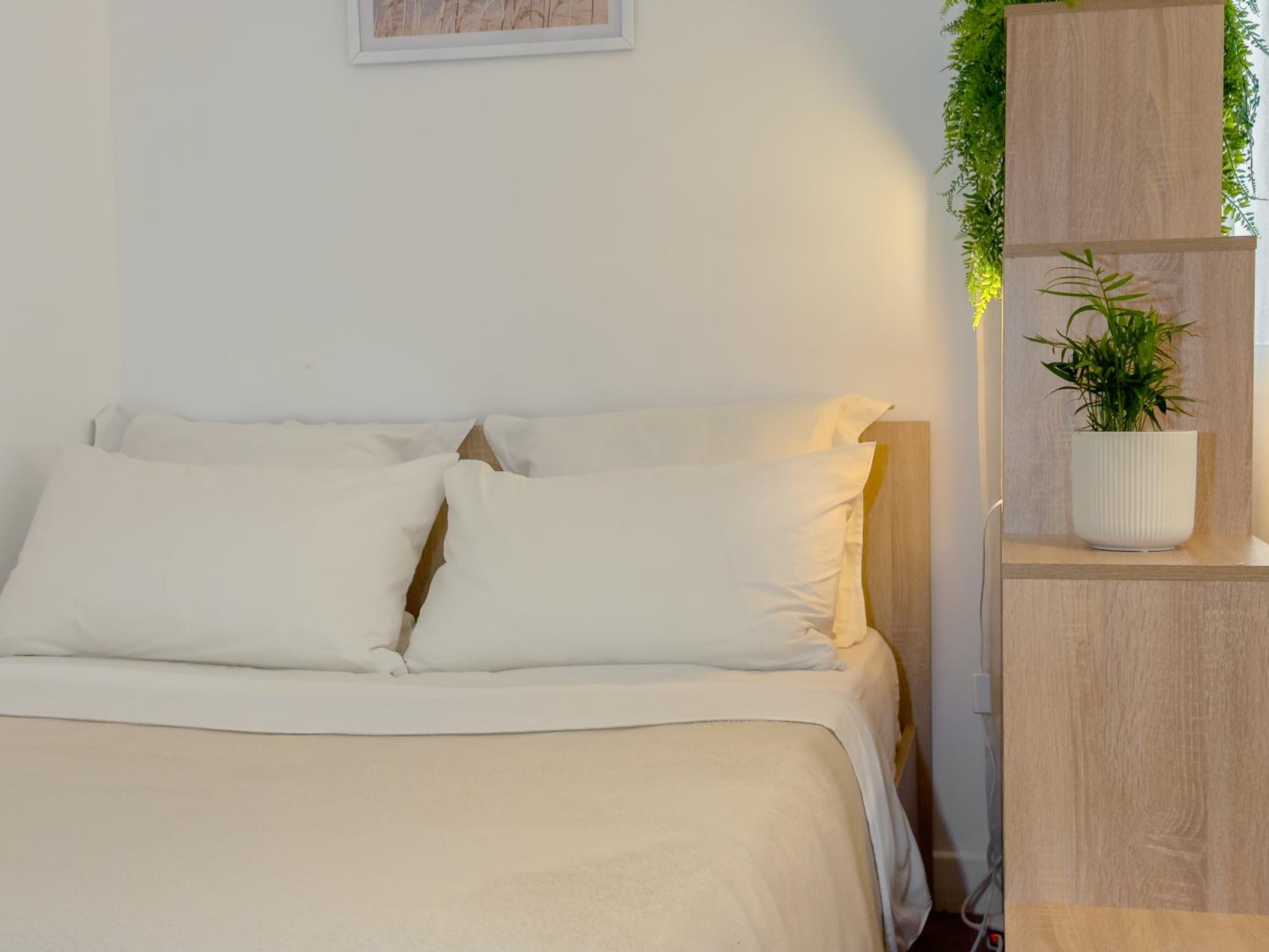 Central Studio - Bright & Modern - Private Terrace - AirCon - Near Train & Beach