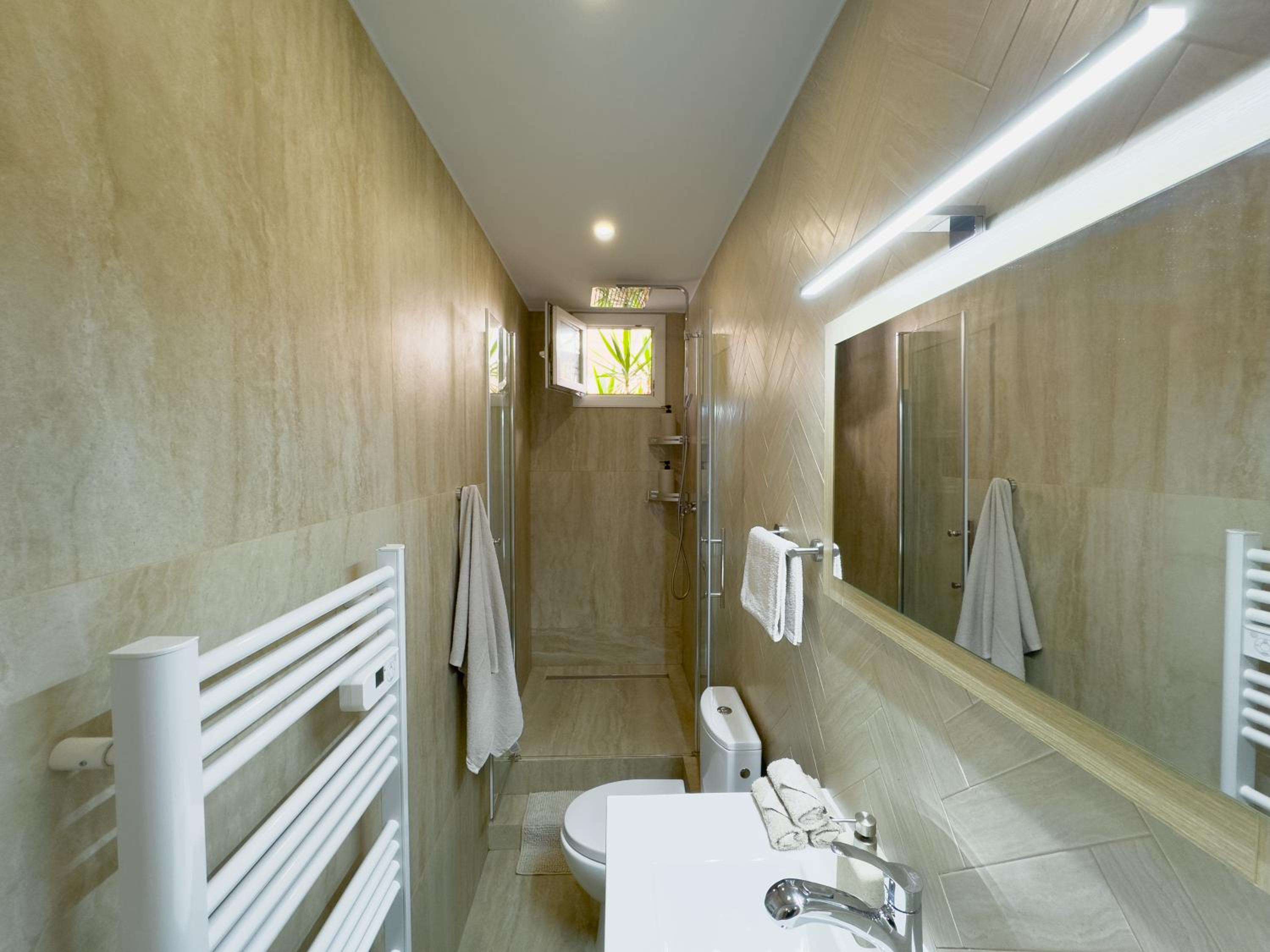 Central Studio - Bright & Modern - Private Terrace - AirCon - Near Train & Beach