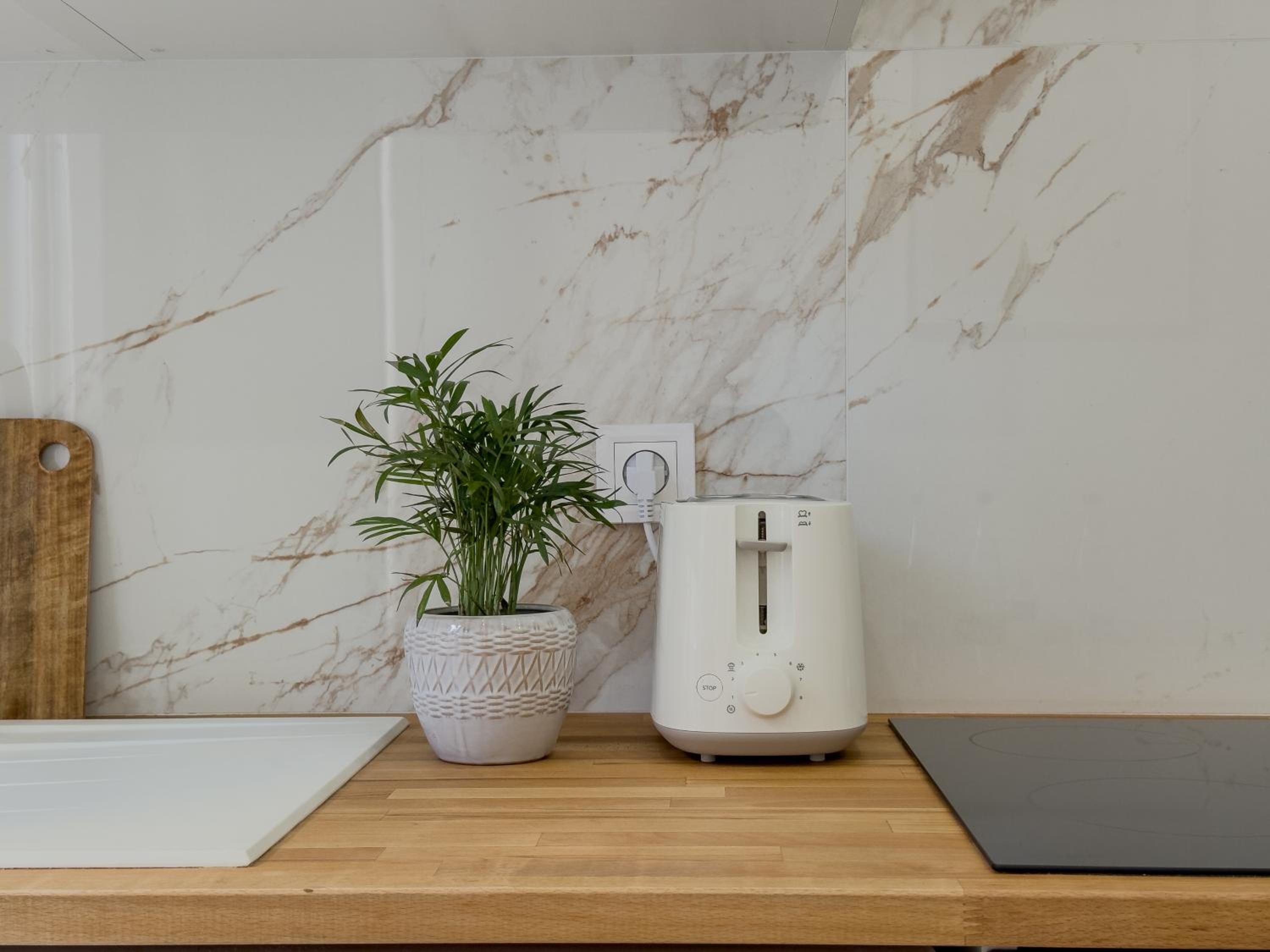 Central Studio - Bright & Modern - Private Terrace - AirCon - Near Train & Beach