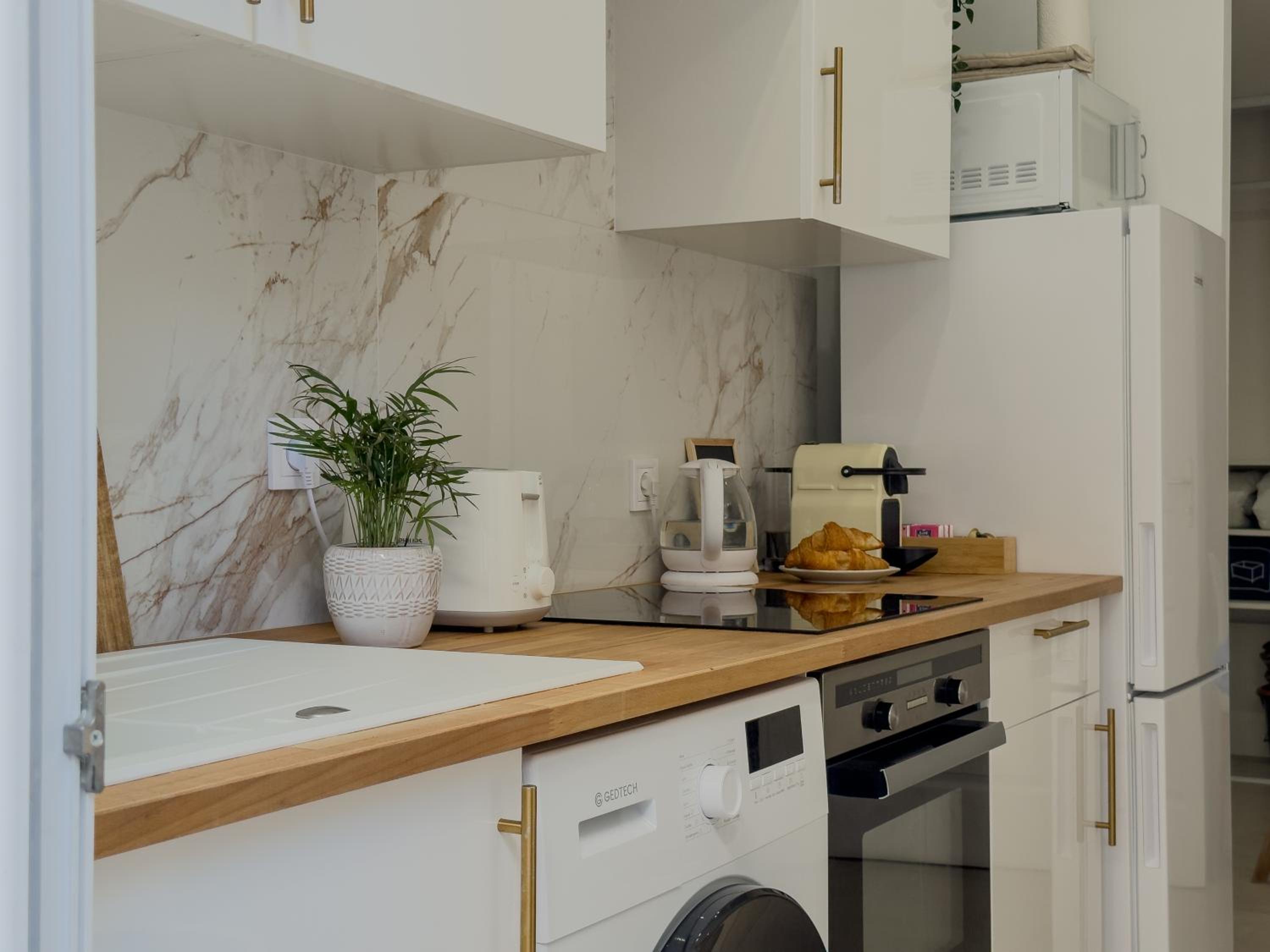 Central Studio - Bright & Modern - Private Terrace - AirCon - Near Train & Beach