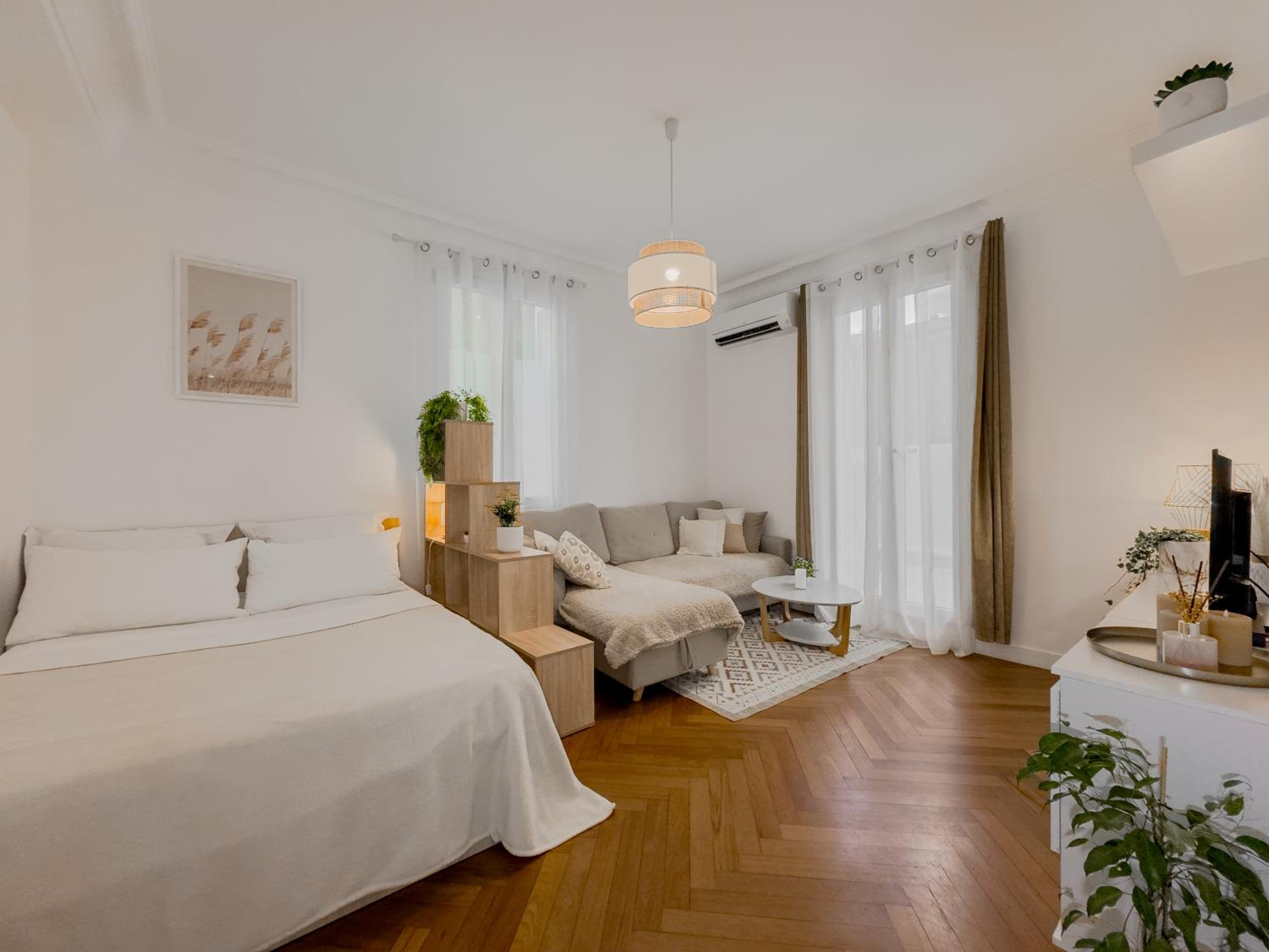 Central Studio - Bright & Modern - Private Terrace - AirCon - Near Train & Beach