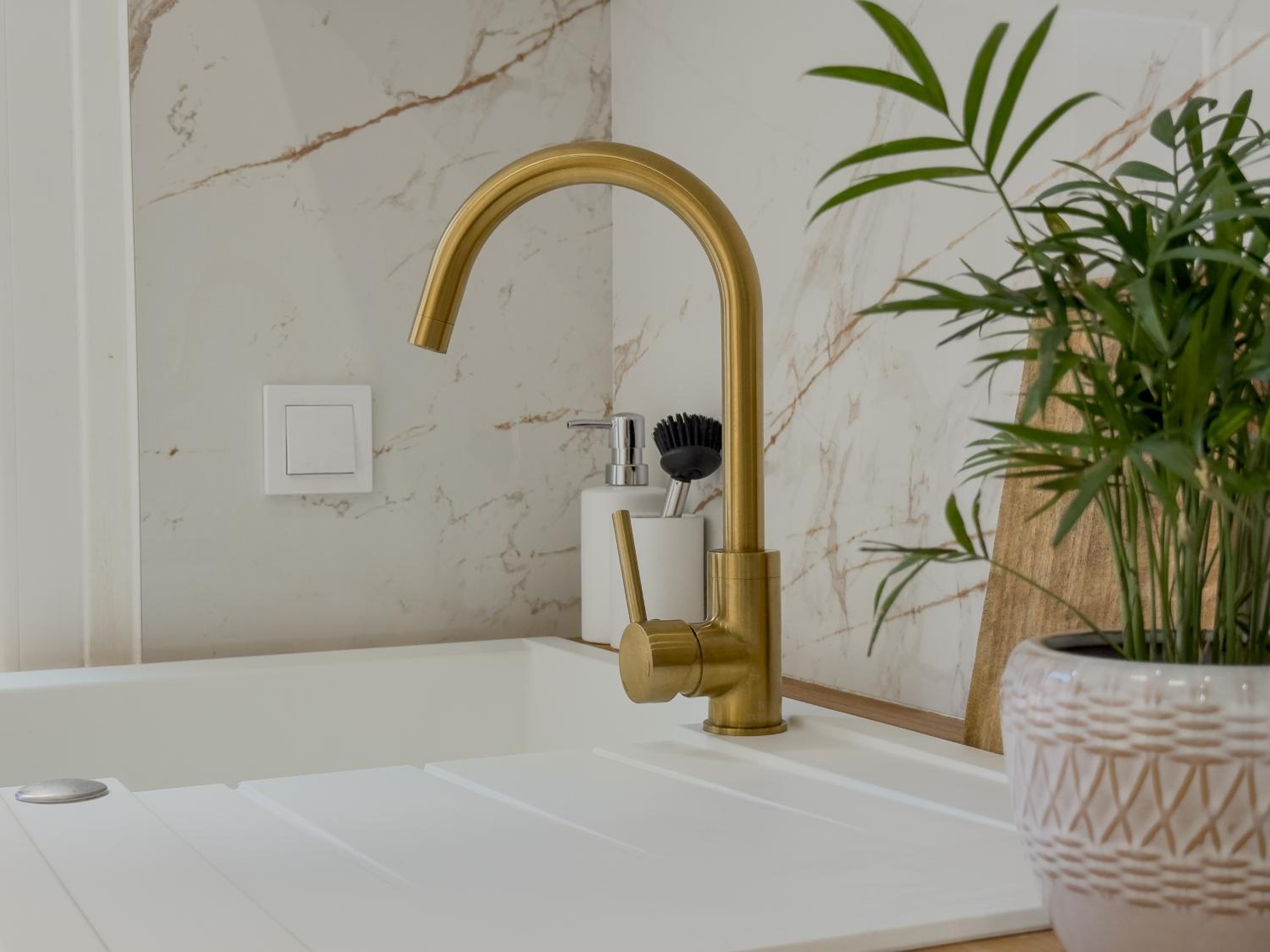 Central Studio - Bright & Modern - Private Terrace - AirCon - Near Train & Beach