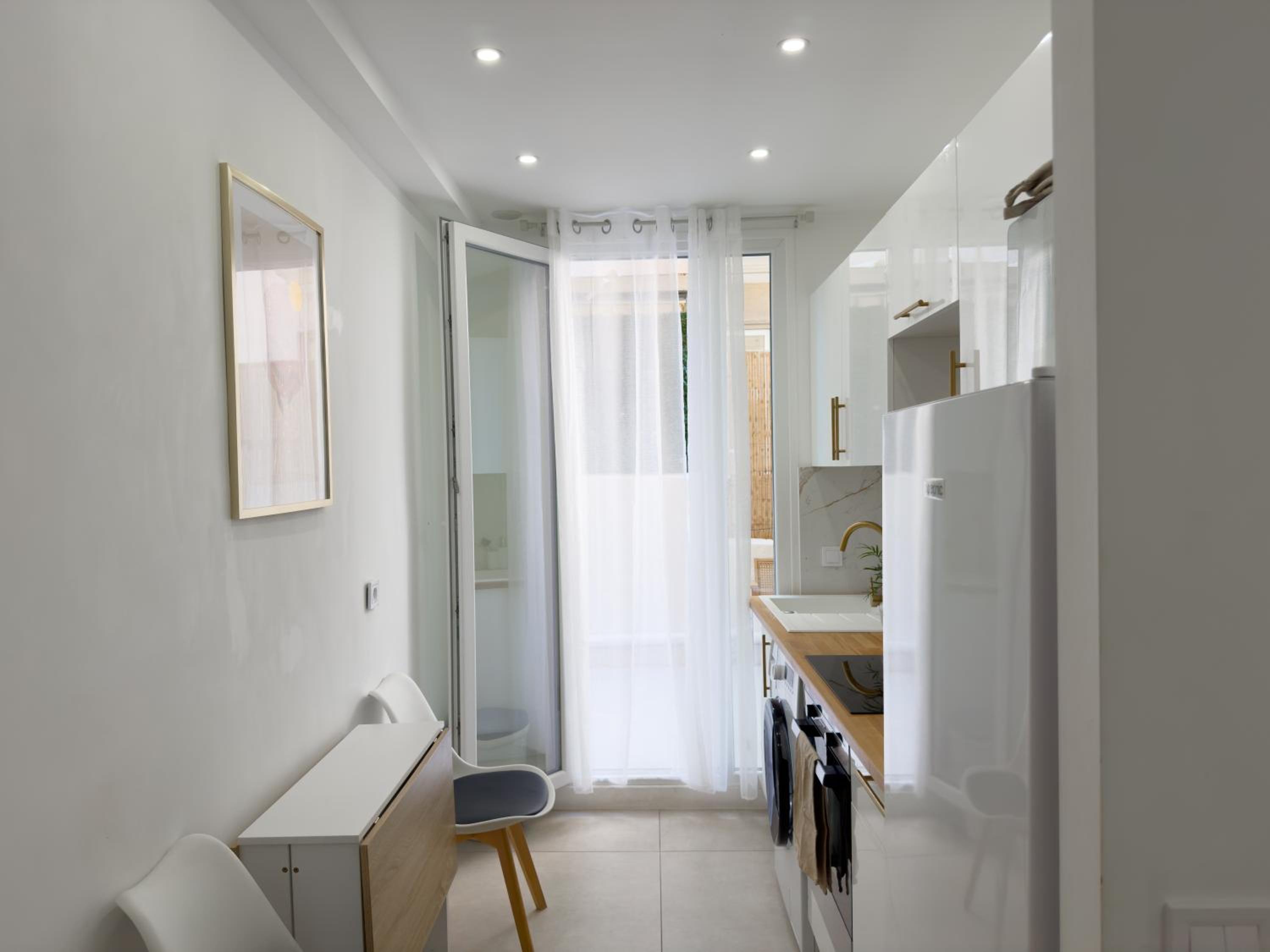 Central Studio - Bright & Modern - Private Terrace - AirCon - Near Train & Beach