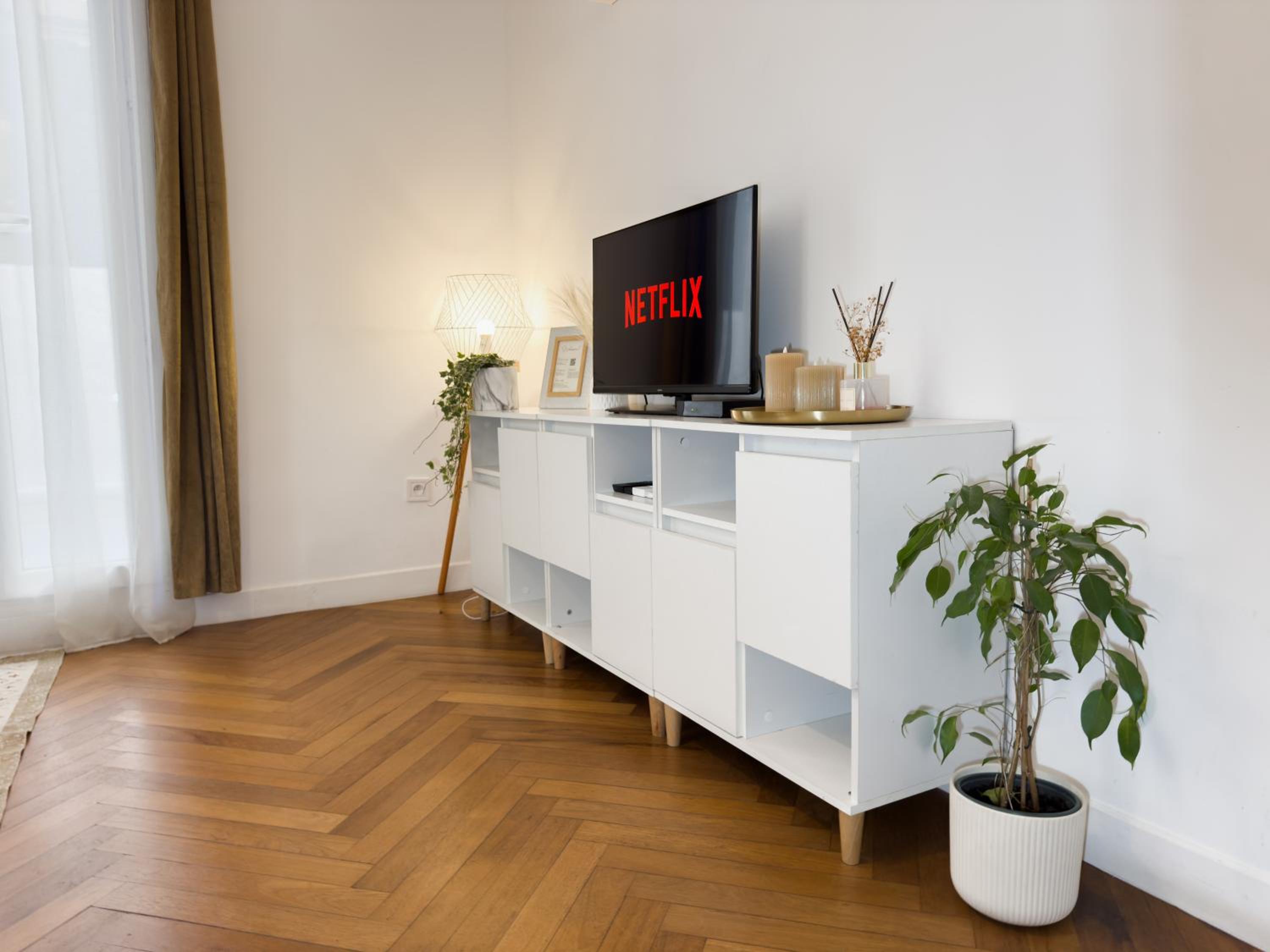 Central Studio - Bright & Modern - Private Terrace - AirCon - Near Train & Beach