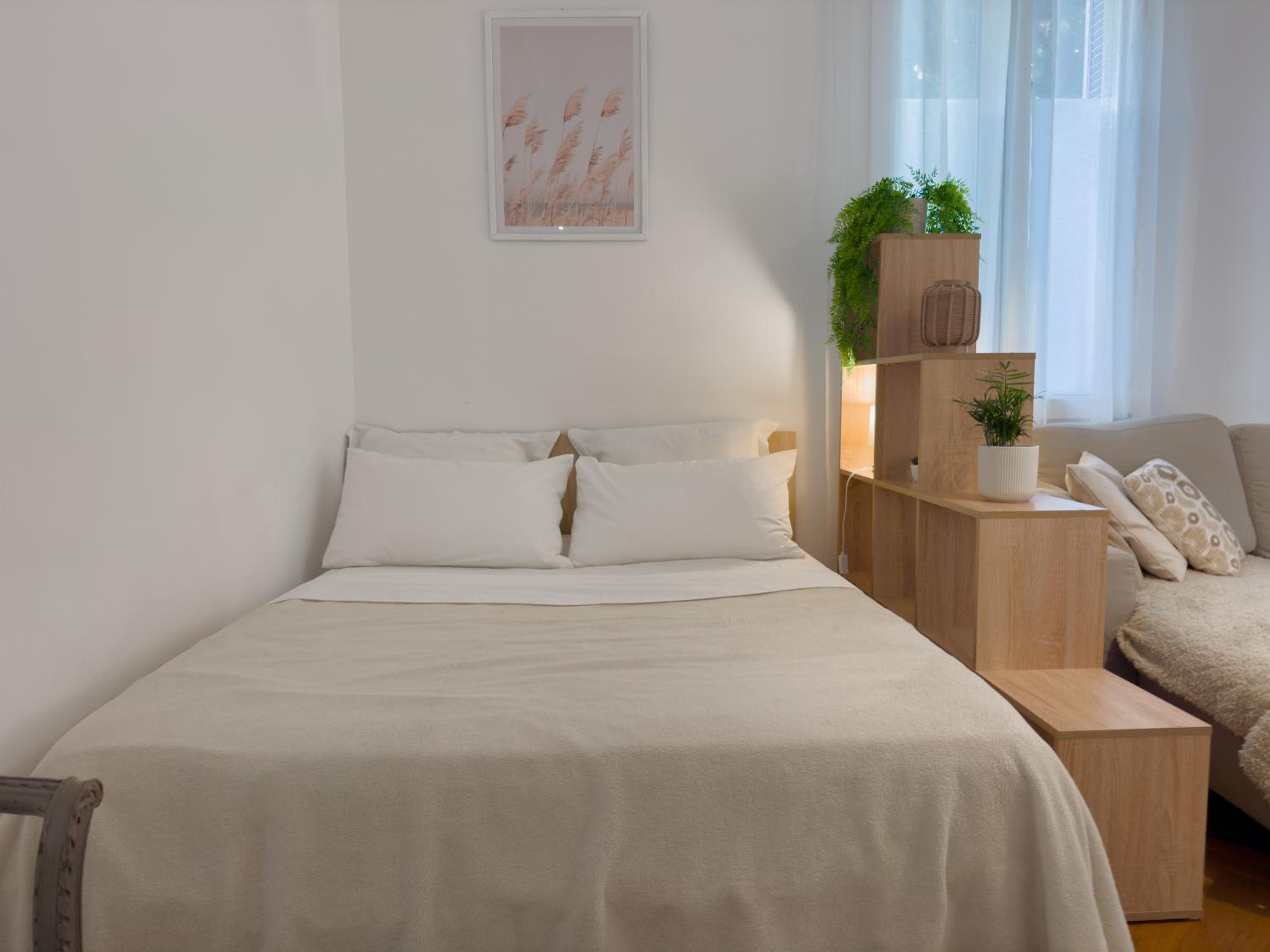 Central Studio - Bright & Modern - Private Terrace - AirCon - Near Train & Beach