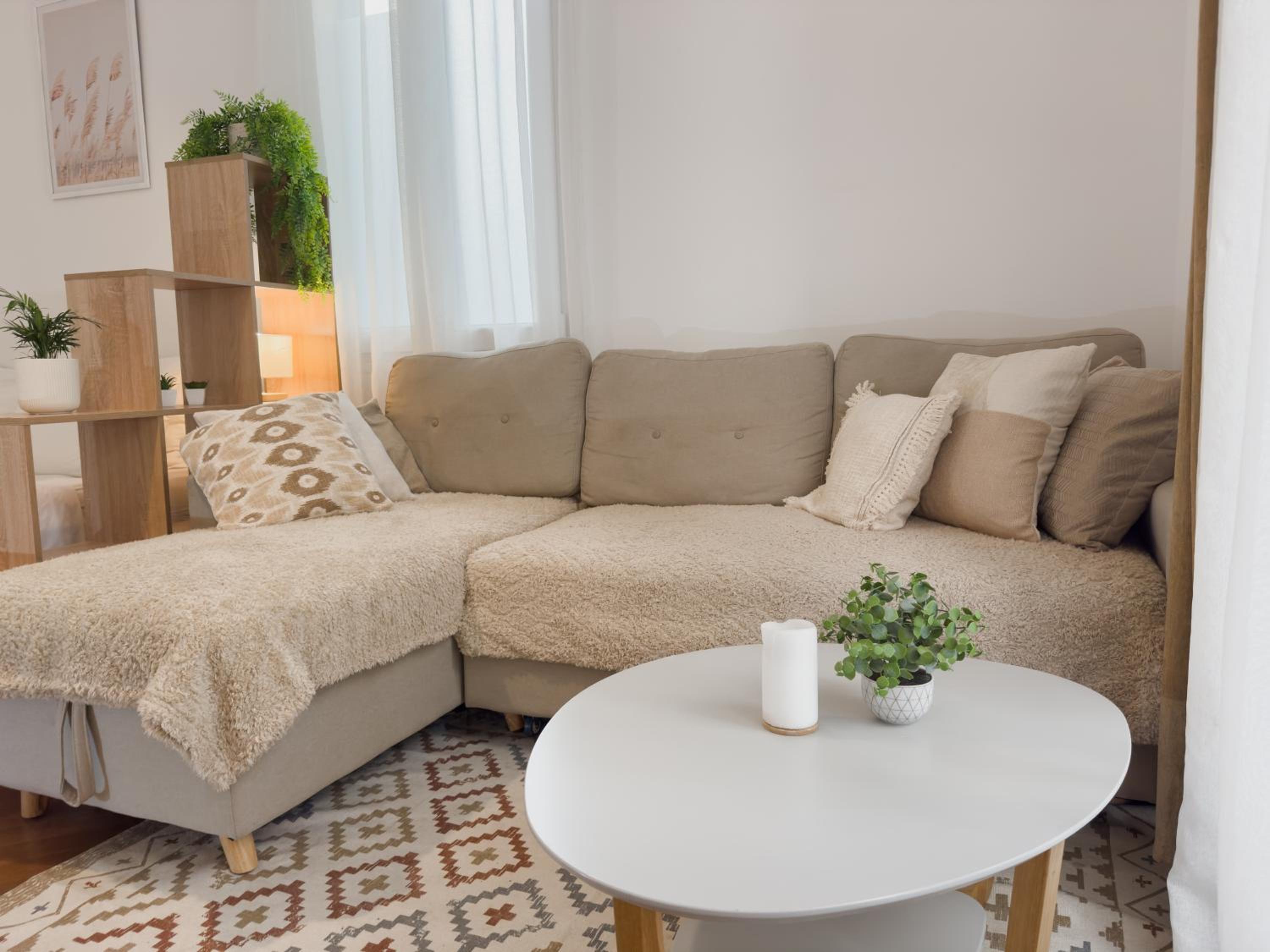 Central Studio - Bright & Modern - Private Terrace - AirCon - Near Train & Beach