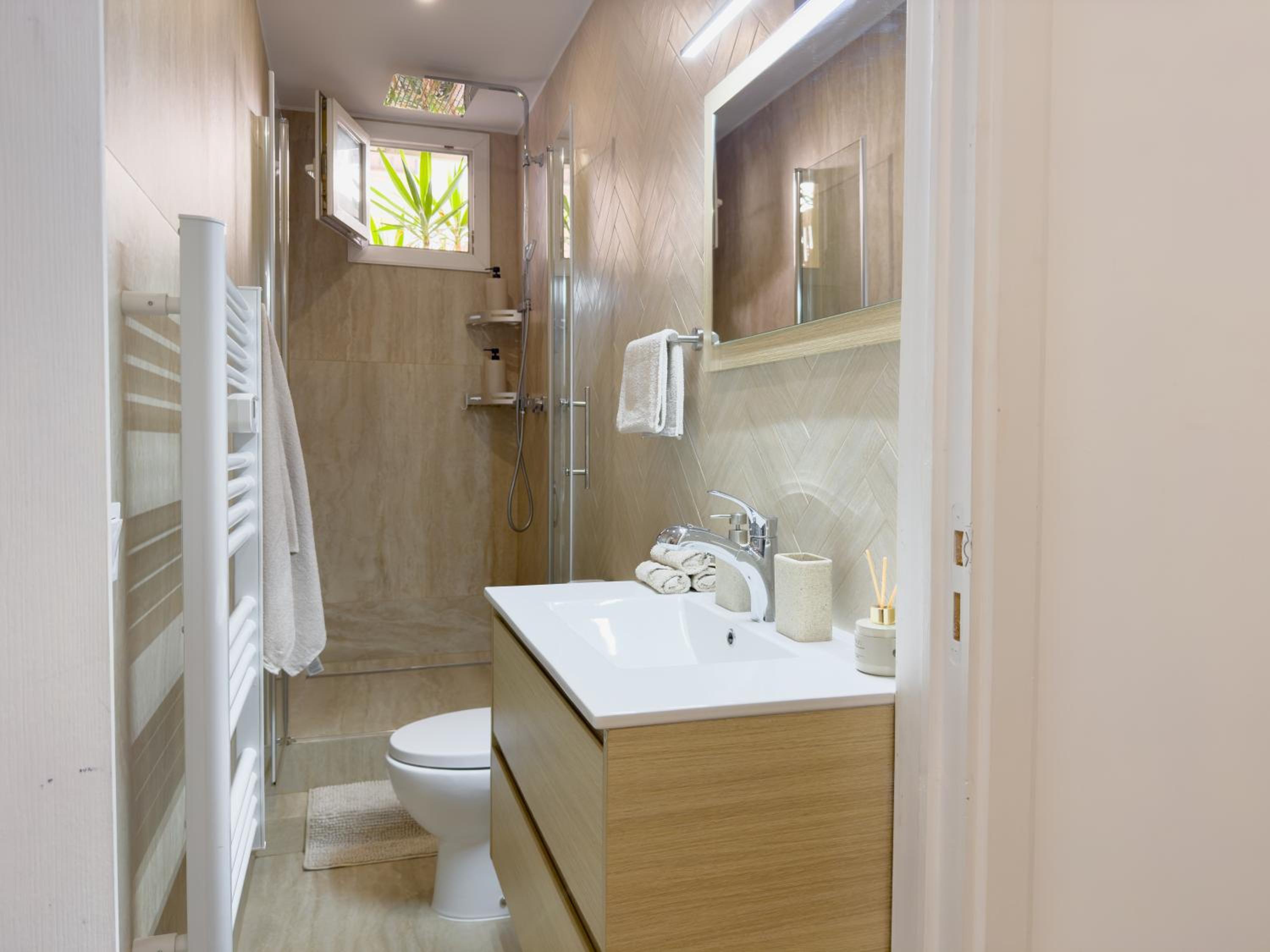 Central Studio - Bright & Modern - Private Terrace - AirCon - Near Train & Beach