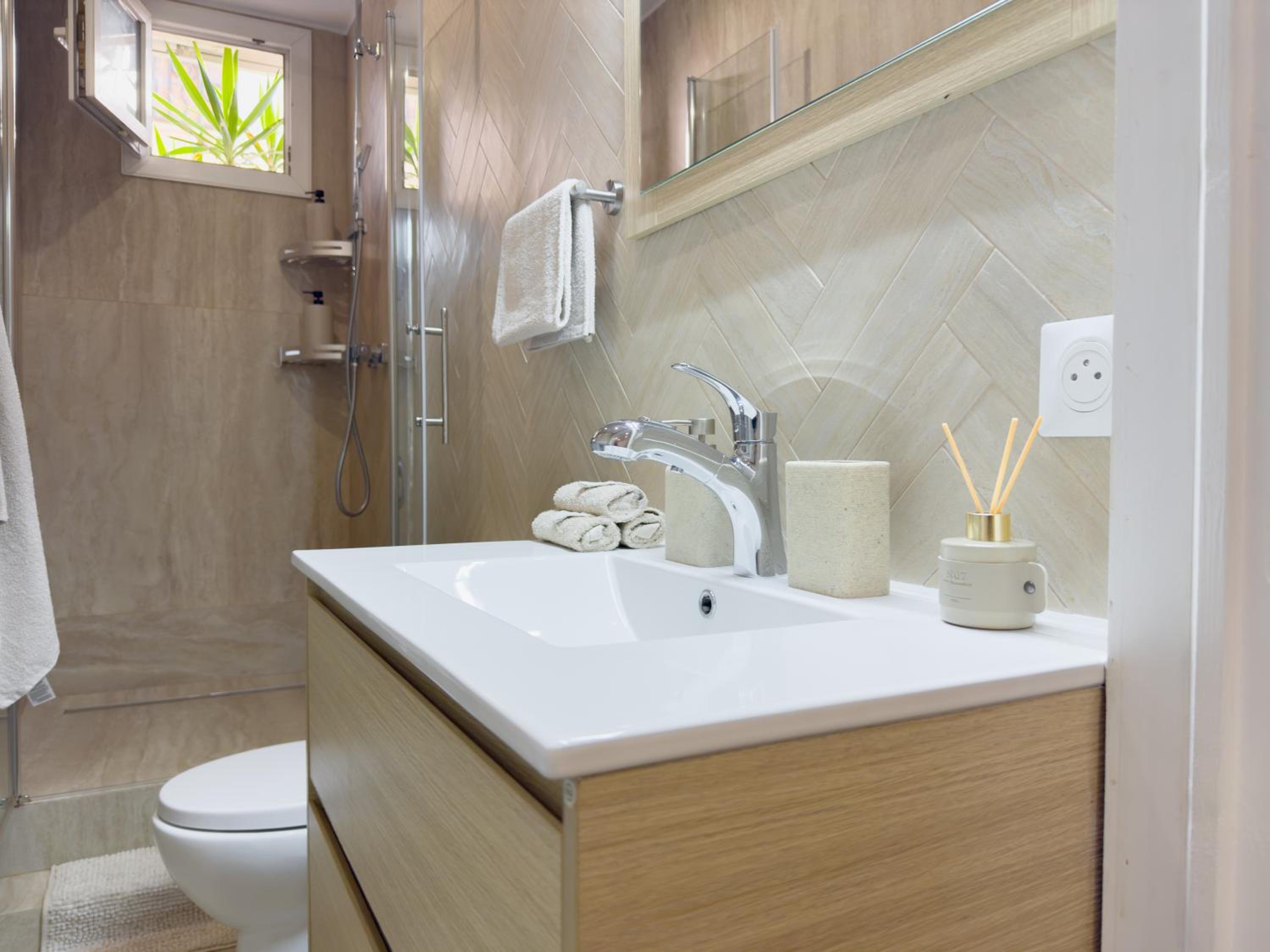 Central Studio - Bright & Modern - Private Terrace - AirCon - Near Train & Beach