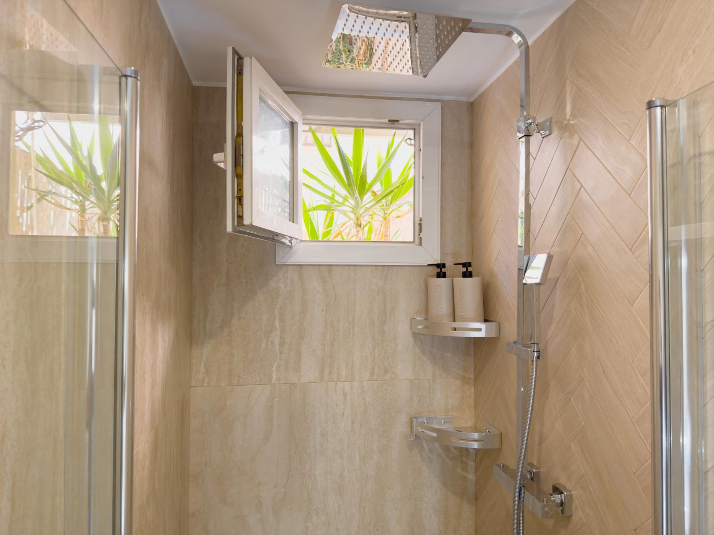 Central Studio - Bright & Modern - Private Terrace - AirCon - Near Train & Beach