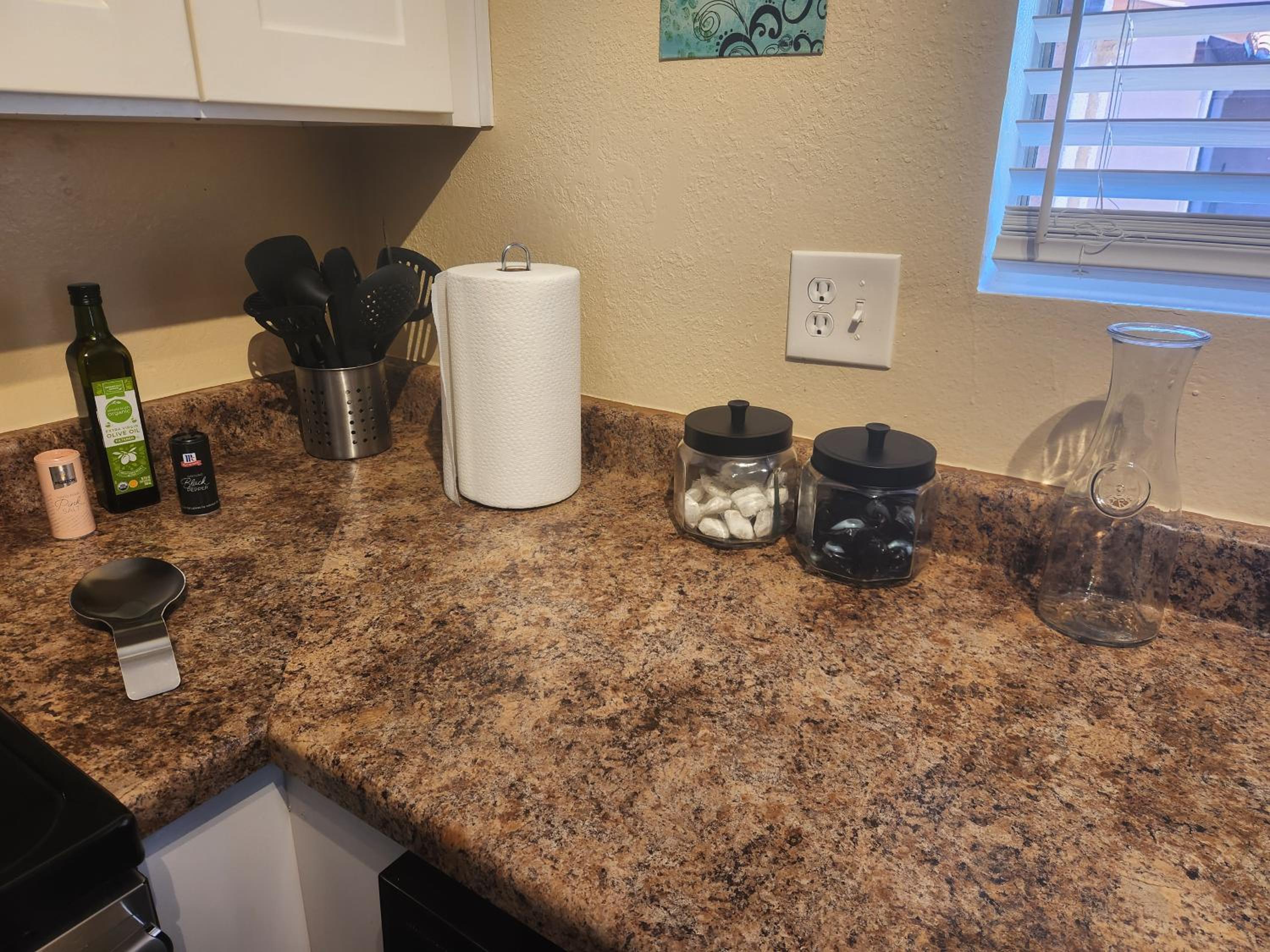 Charming 1-bed apt, cook-ready kitchen, laundry, 5-8 mins to U of A and Downtown