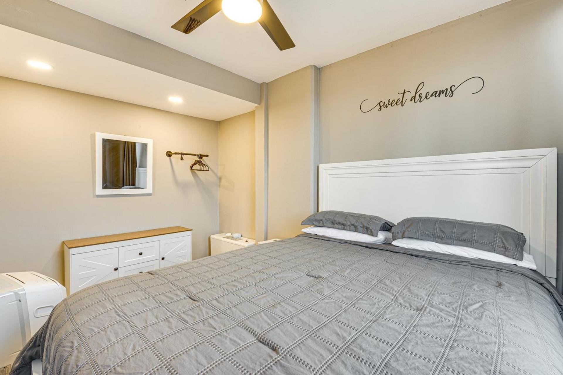 Mid town 2 bedroom cozy apartment- 15 F Near Merc Stadium