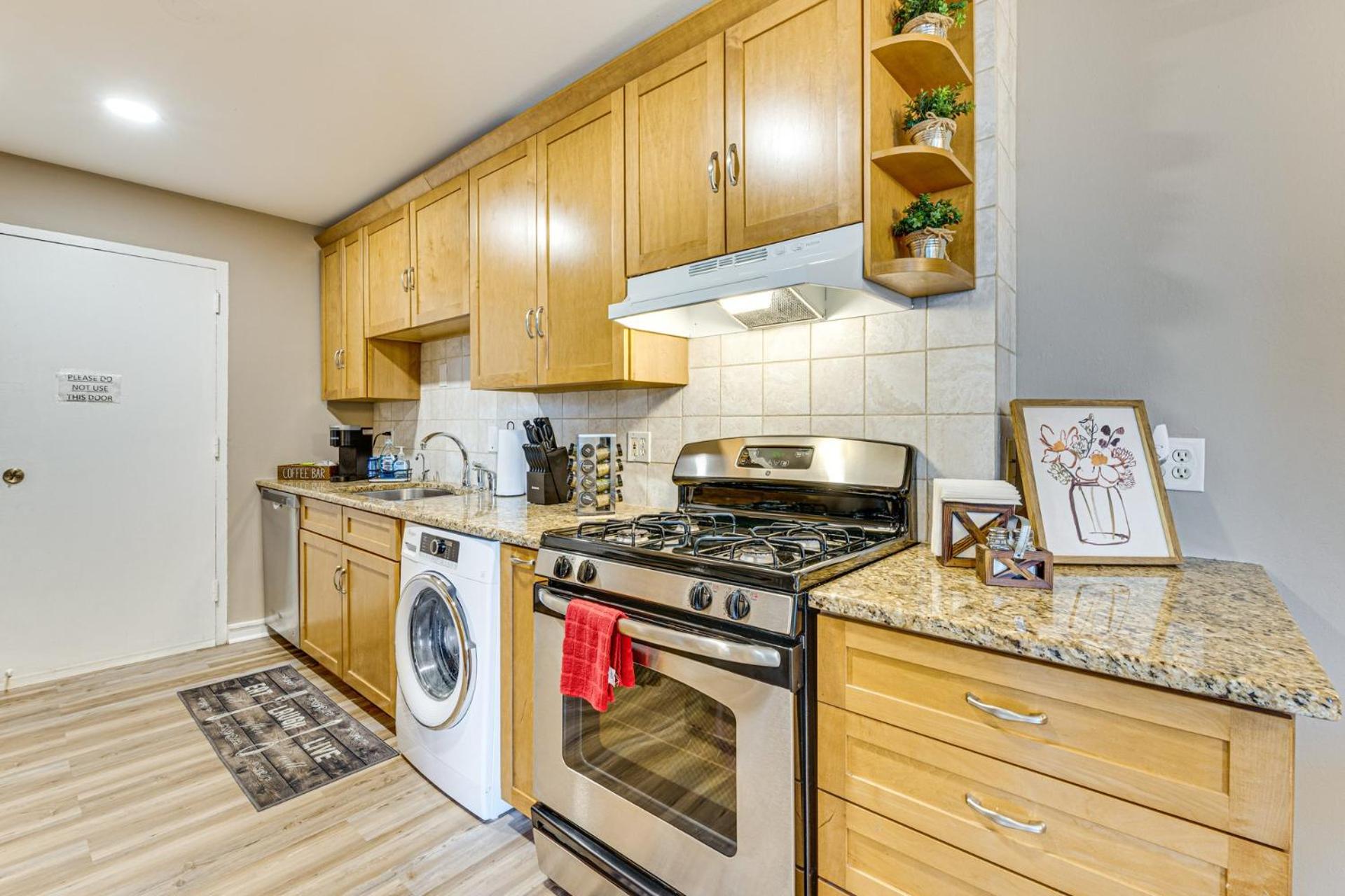 Mid town 2 bedroom cozy apartment- 15 F Near Merc Stadium