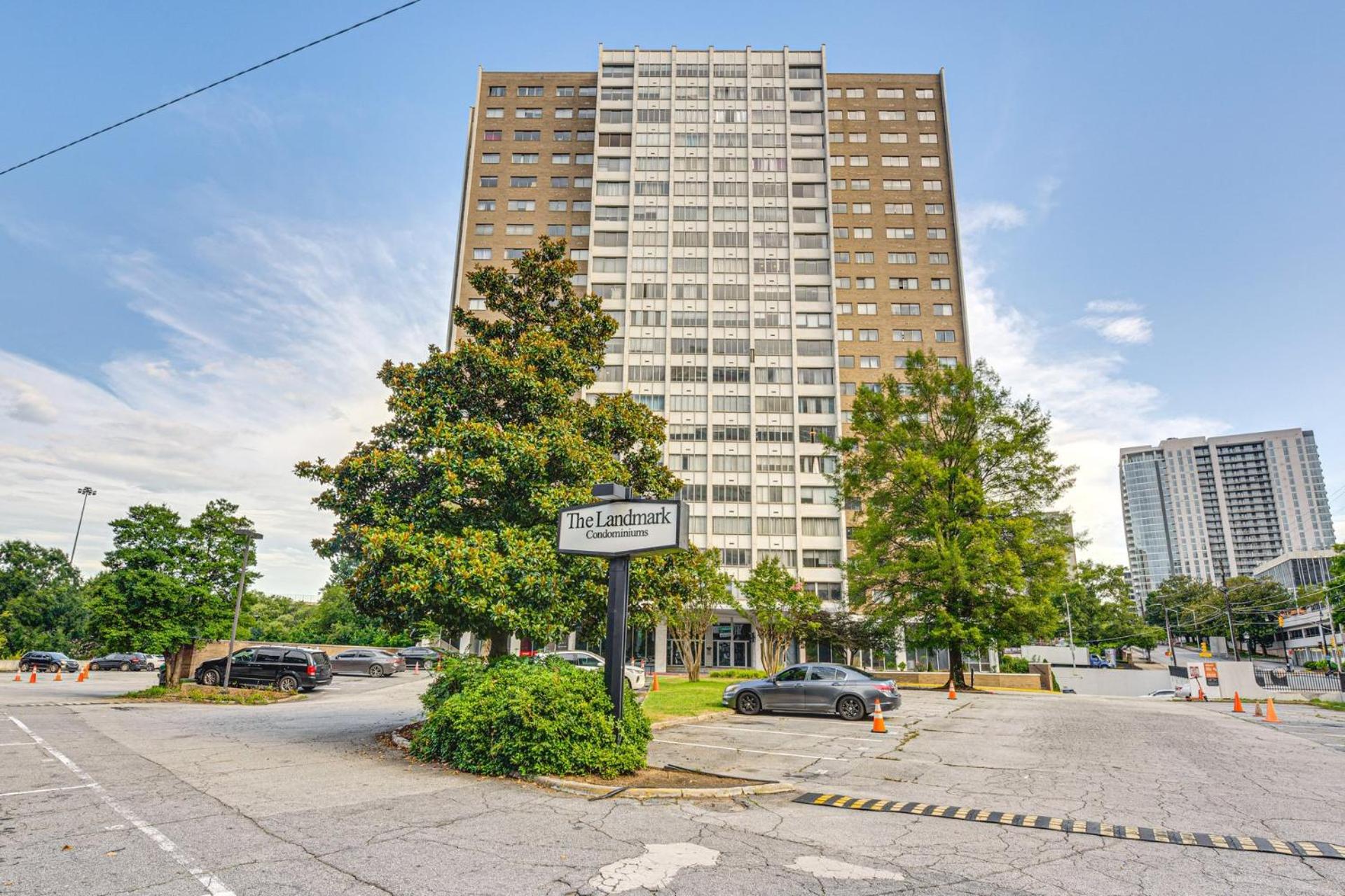 Mid town 2 bedroom cozy apartment- 15 F Near Merc Stadium
