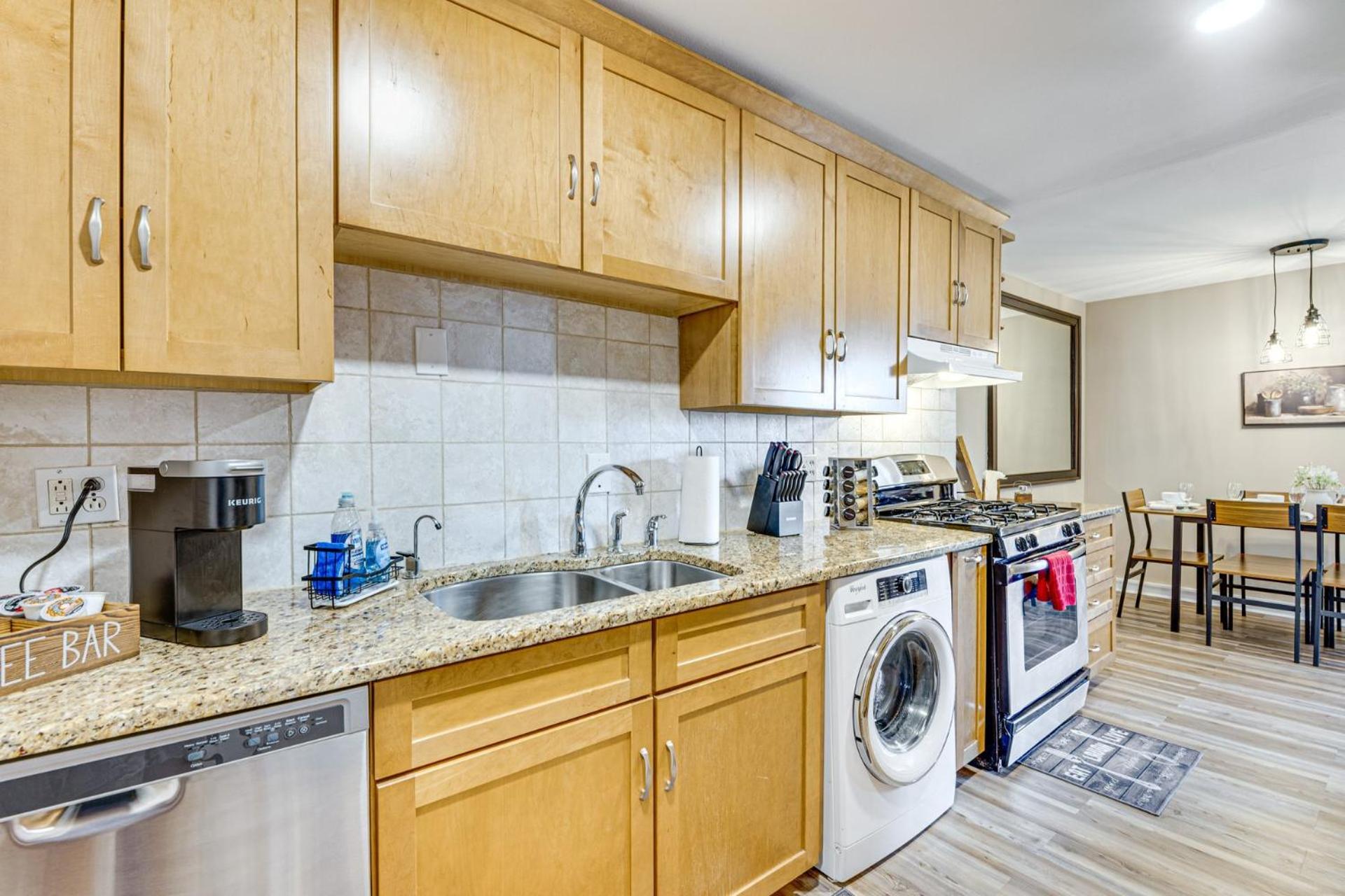 Mid town 2 bedroom cozy apartment- 15 F Near Merc Stadium