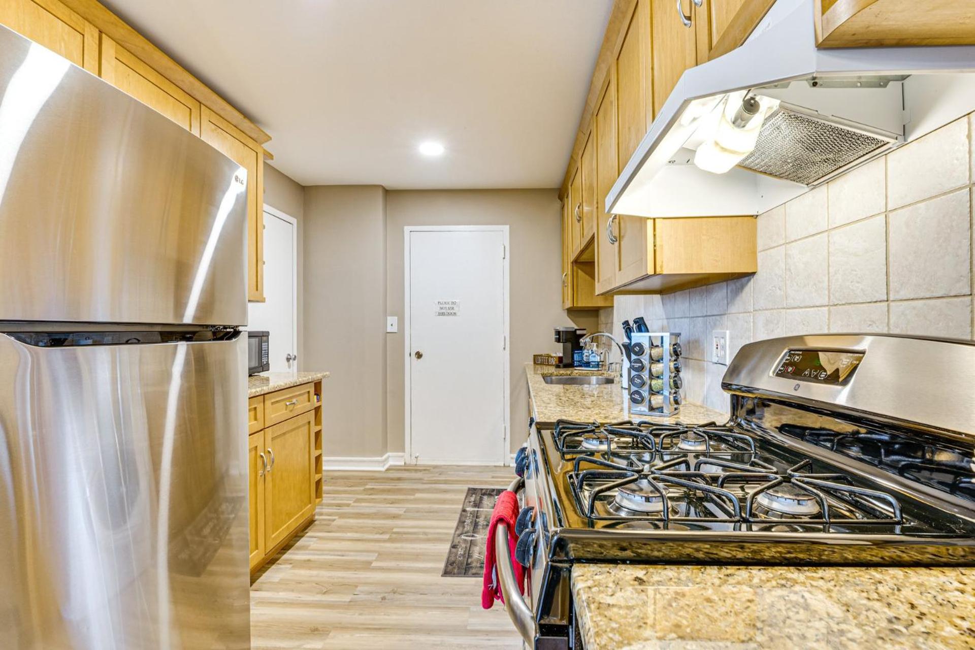Mid town 2 bedroom cozy apartment- 15 F Near Merc Stadium