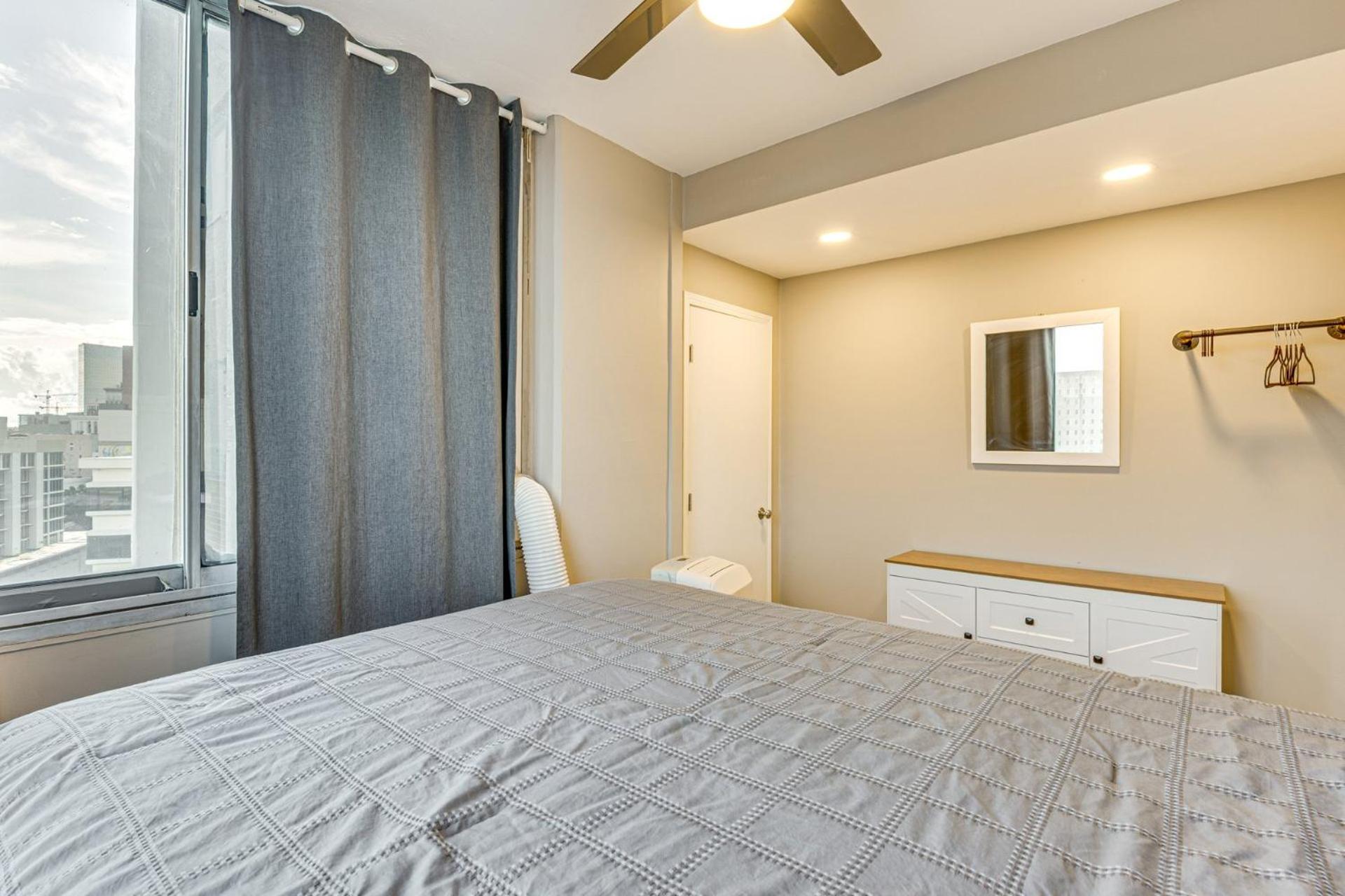 Mid town 2 bedroom cozy apartment- 15 F Near Merc Stadium