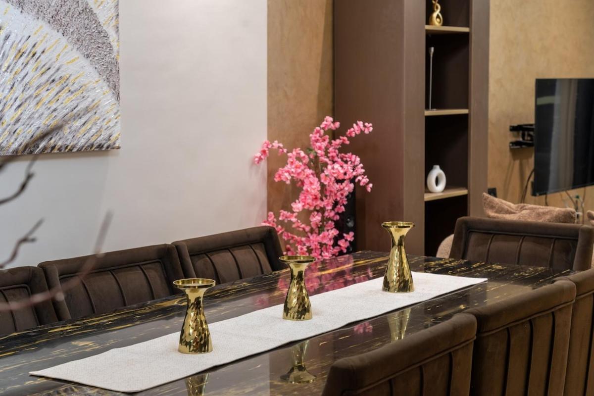 Luxury Family Villa with Private Pool in Sheikh Zayed Khan