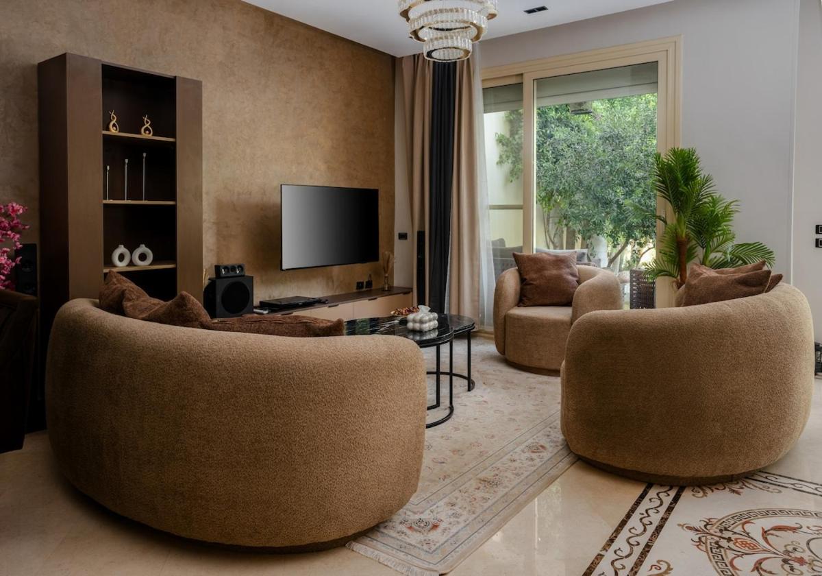 Luxury Family Villa with Private Pool in Sheikh Zayed Khan