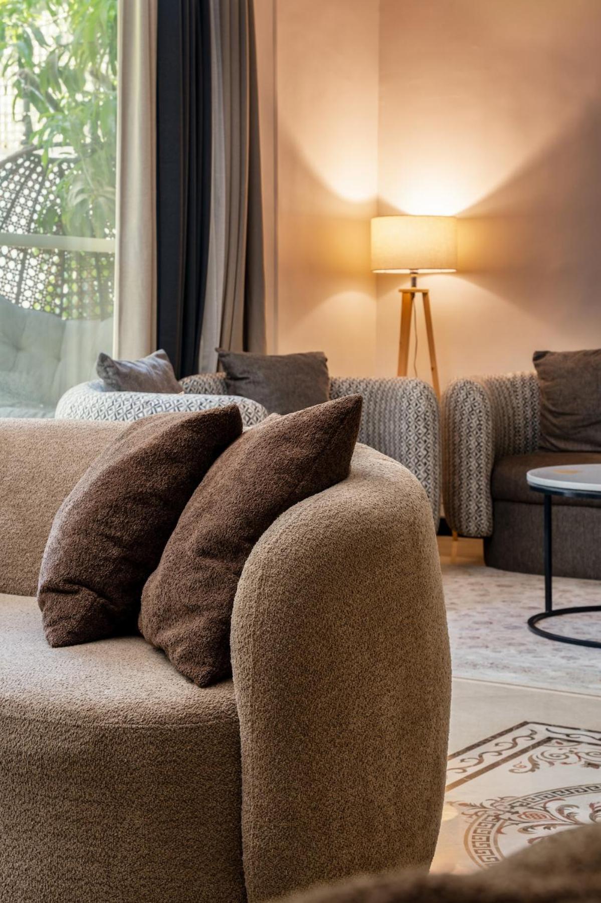 Luxury Family Villa with Private Pool in Sheikh Zayed Khan