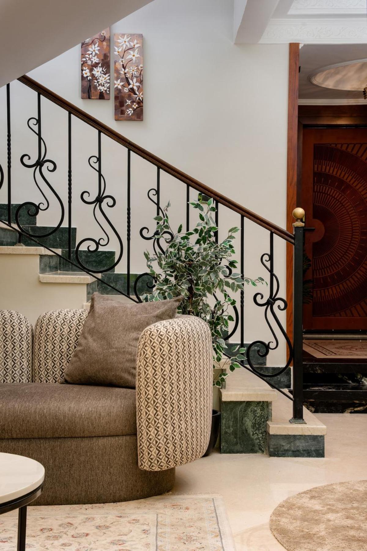 Luxury Family Villa with Private Pool in Sheikh Zayed Khan
