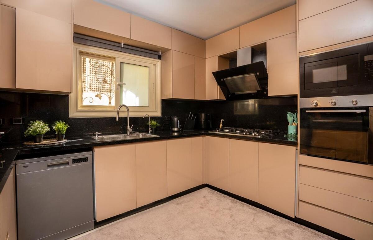 Luxury Family Villa with Private Pool in Sheikh Zayed Khan