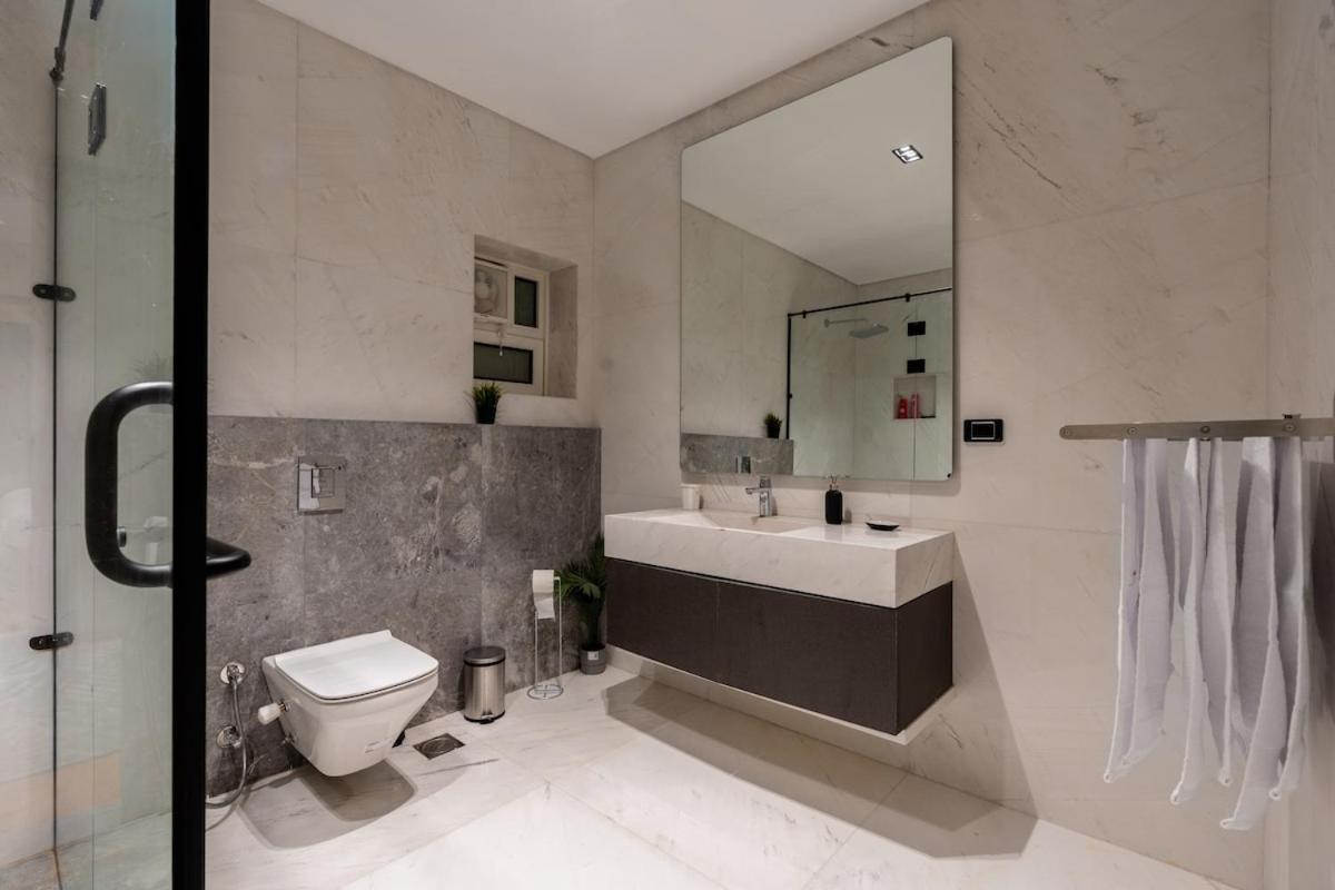 Luxury Family Villa with Private Pool in Sheikh Zayed Khan