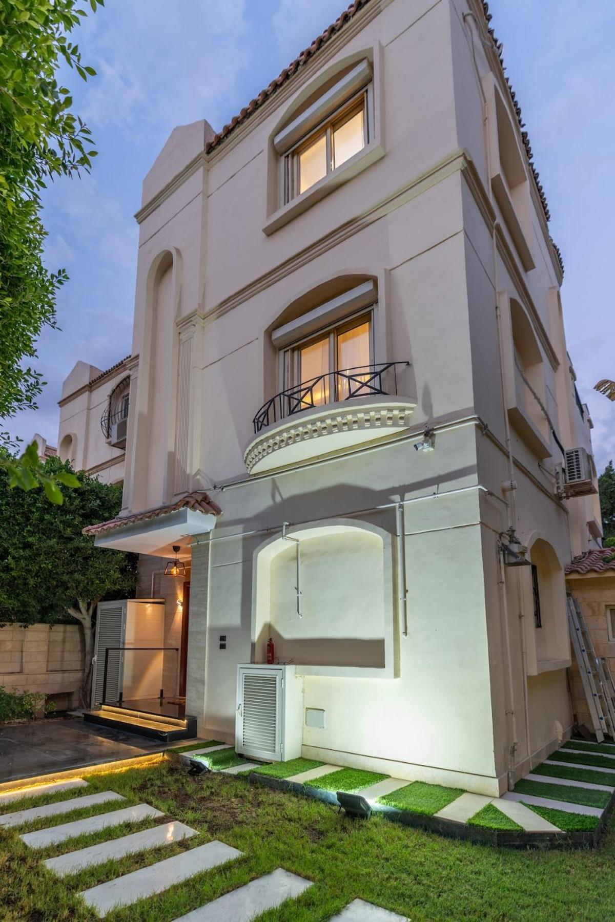 Luxury Family Villa with Private Pool in Sheikh Zayed Khan
