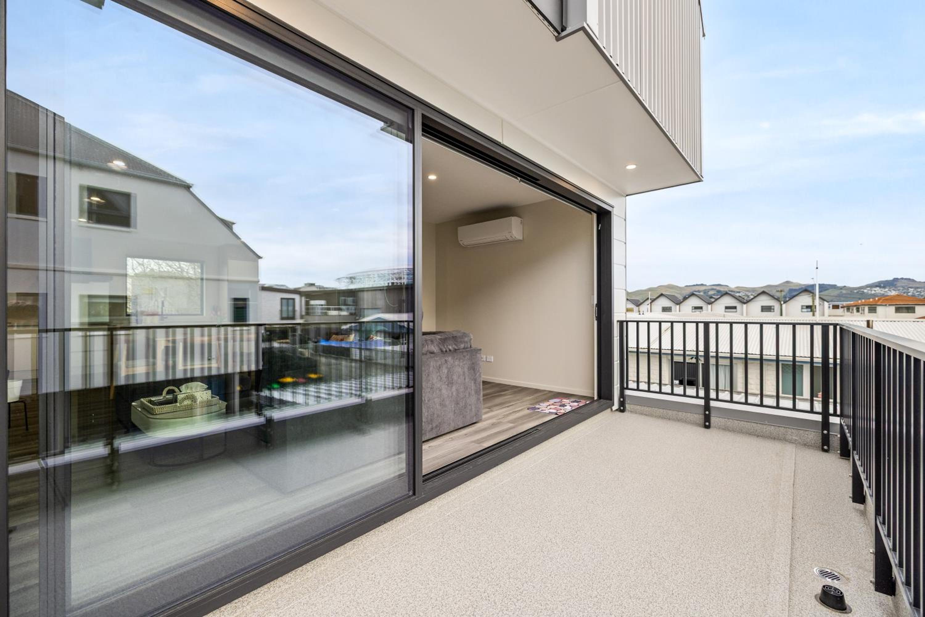 3 Bedroom, 3 Bathroom Townhouse with Garage - in CHCH CBD