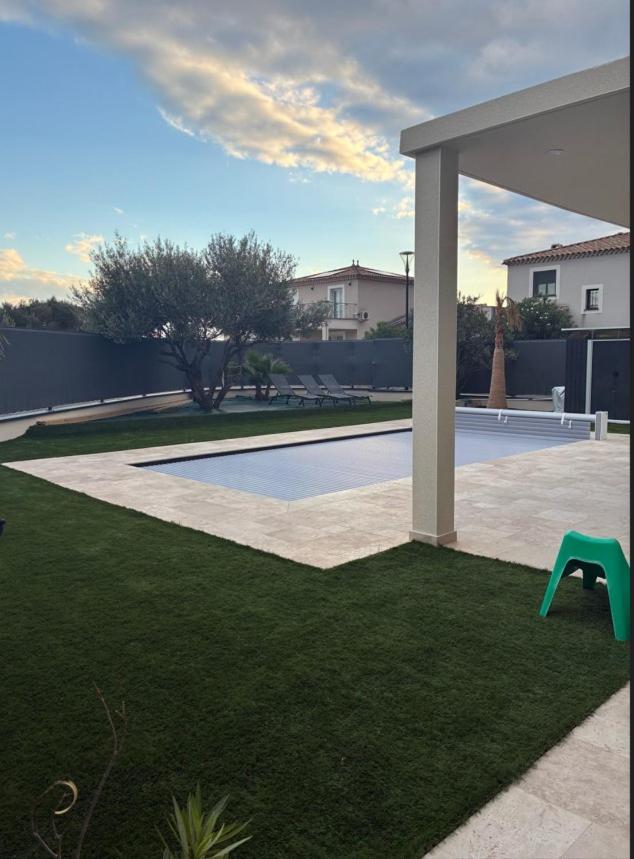Villa équipée piscine 12 pers Beaucaire proche Nîmes Arles Camargue