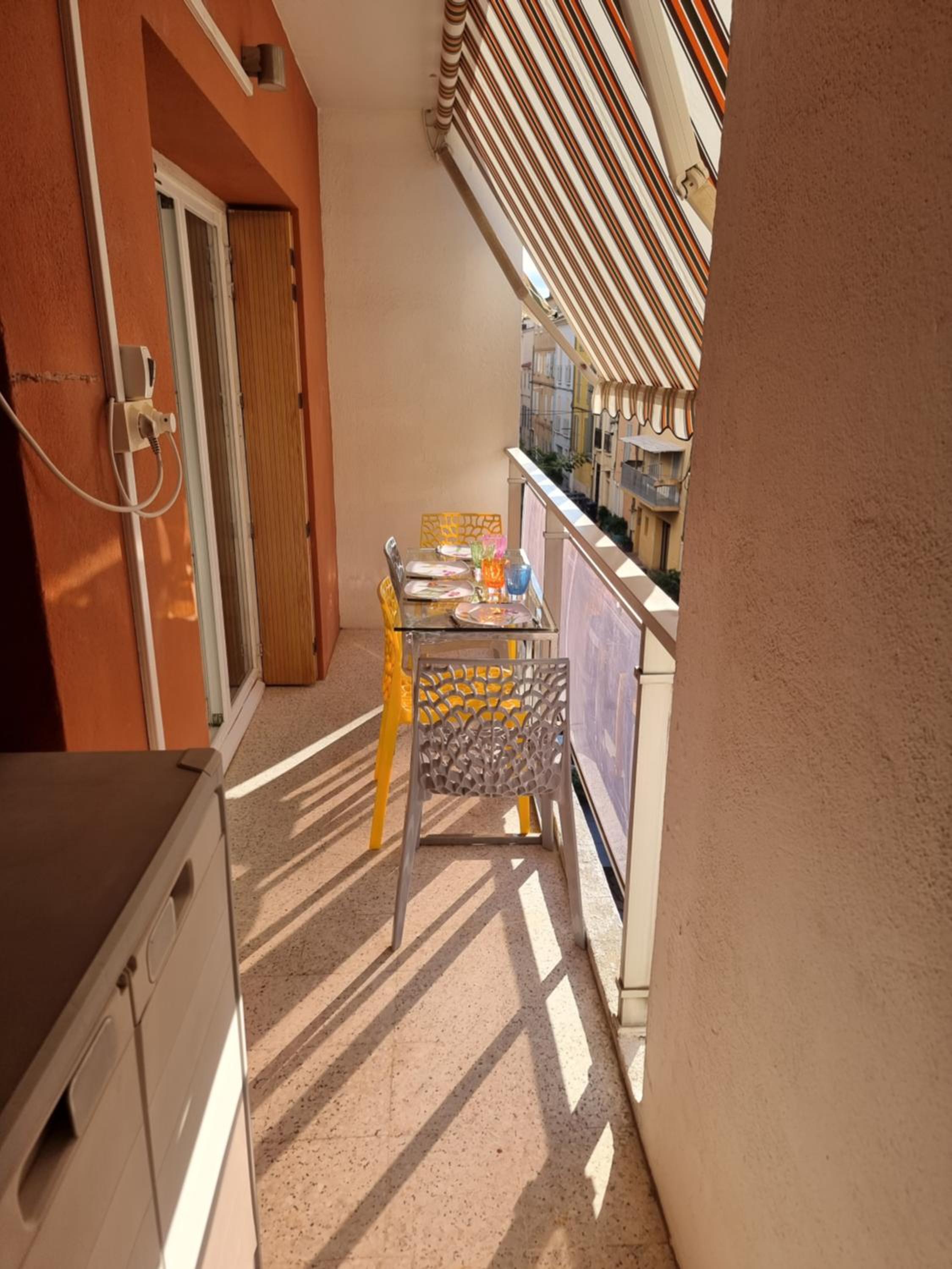 BANDOL T2 HYPER CENTRE rue calme
