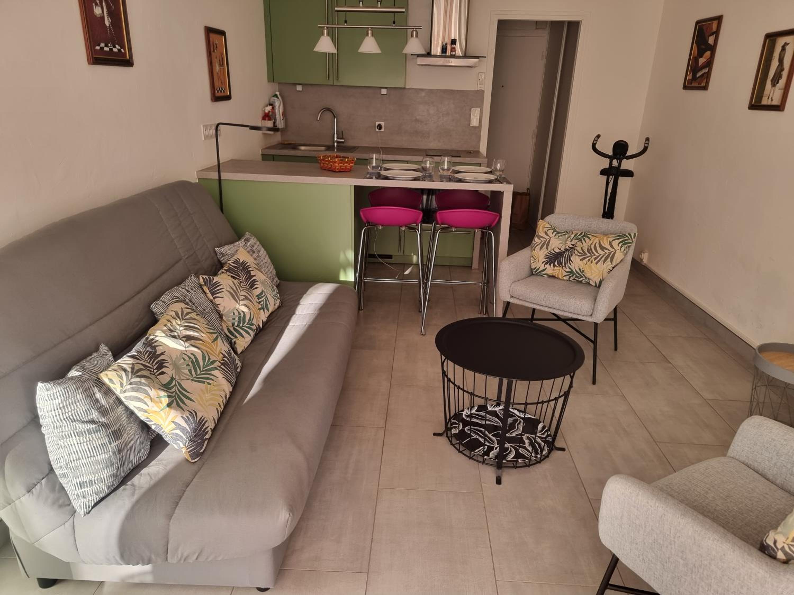 BANDOL T2 HYPER CENTRE rue calme