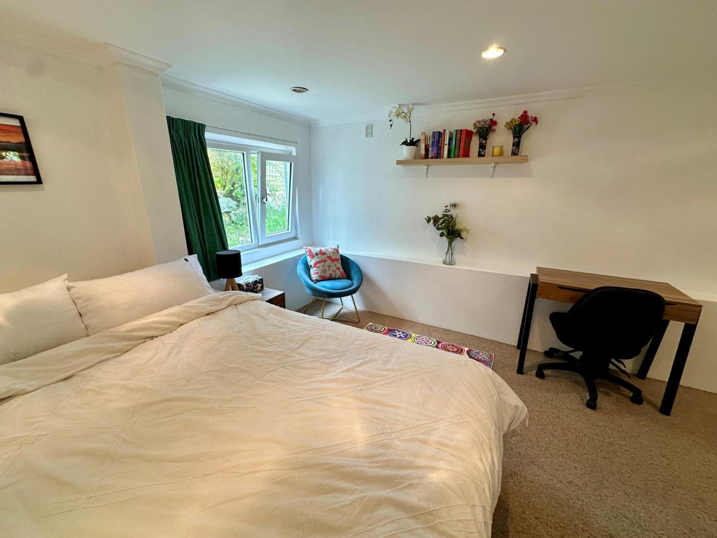 Cosy queen room with ensuite toilet and private bathroom