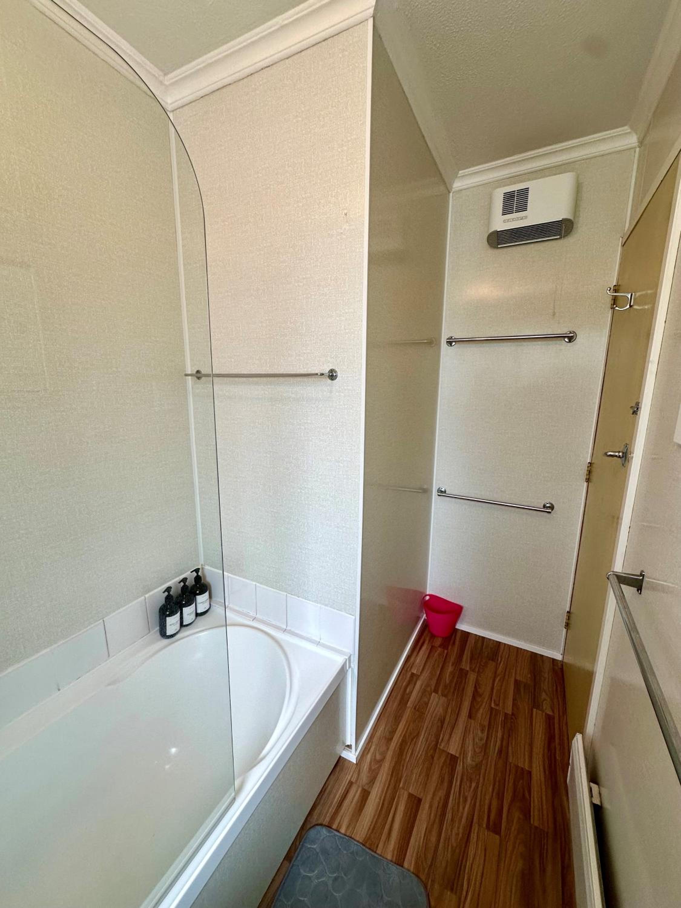 Cosy queen room with ensuite toilet and private bathroom
