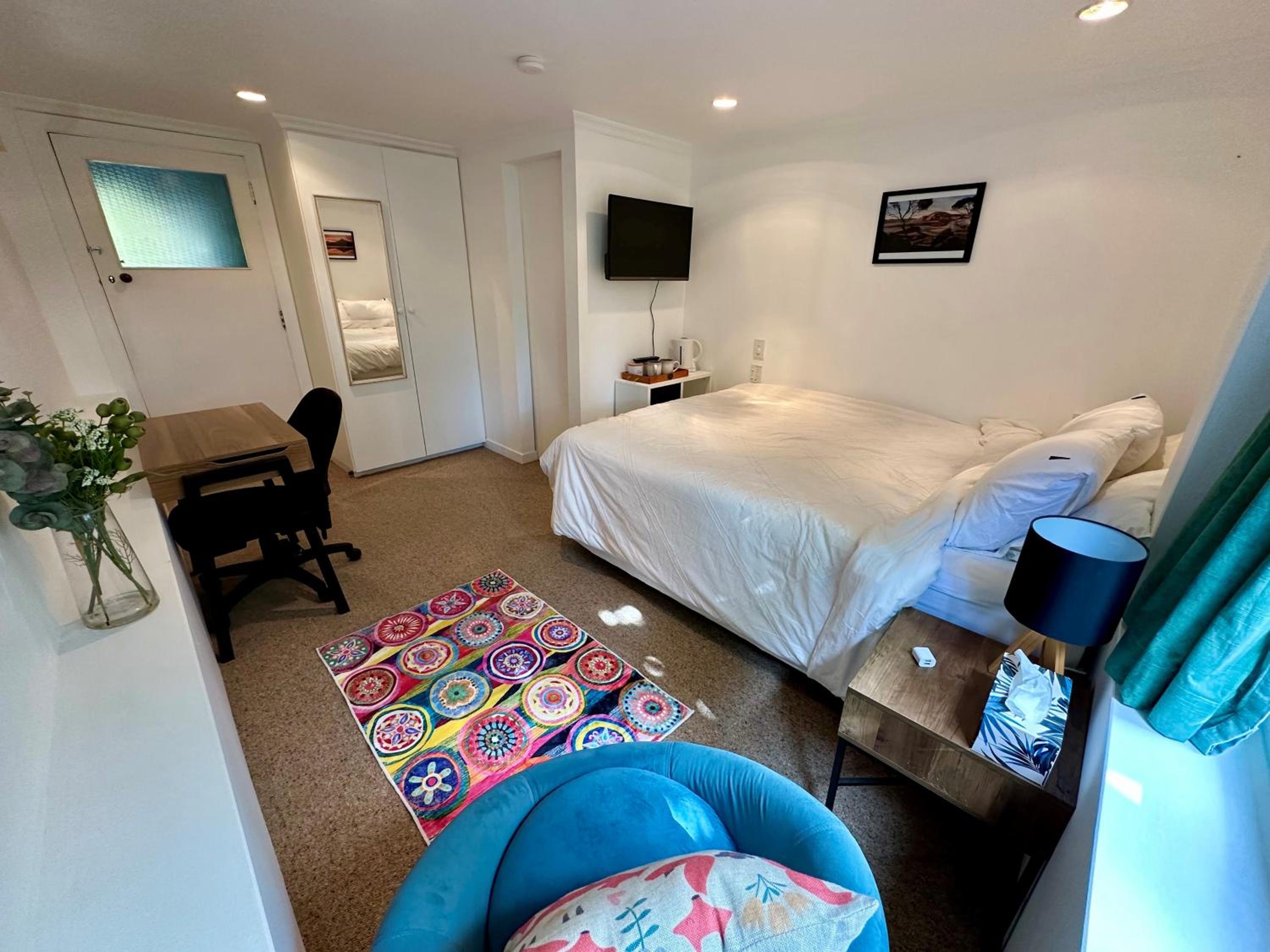 Cosy queen room with ensuite toilet and private bathroom