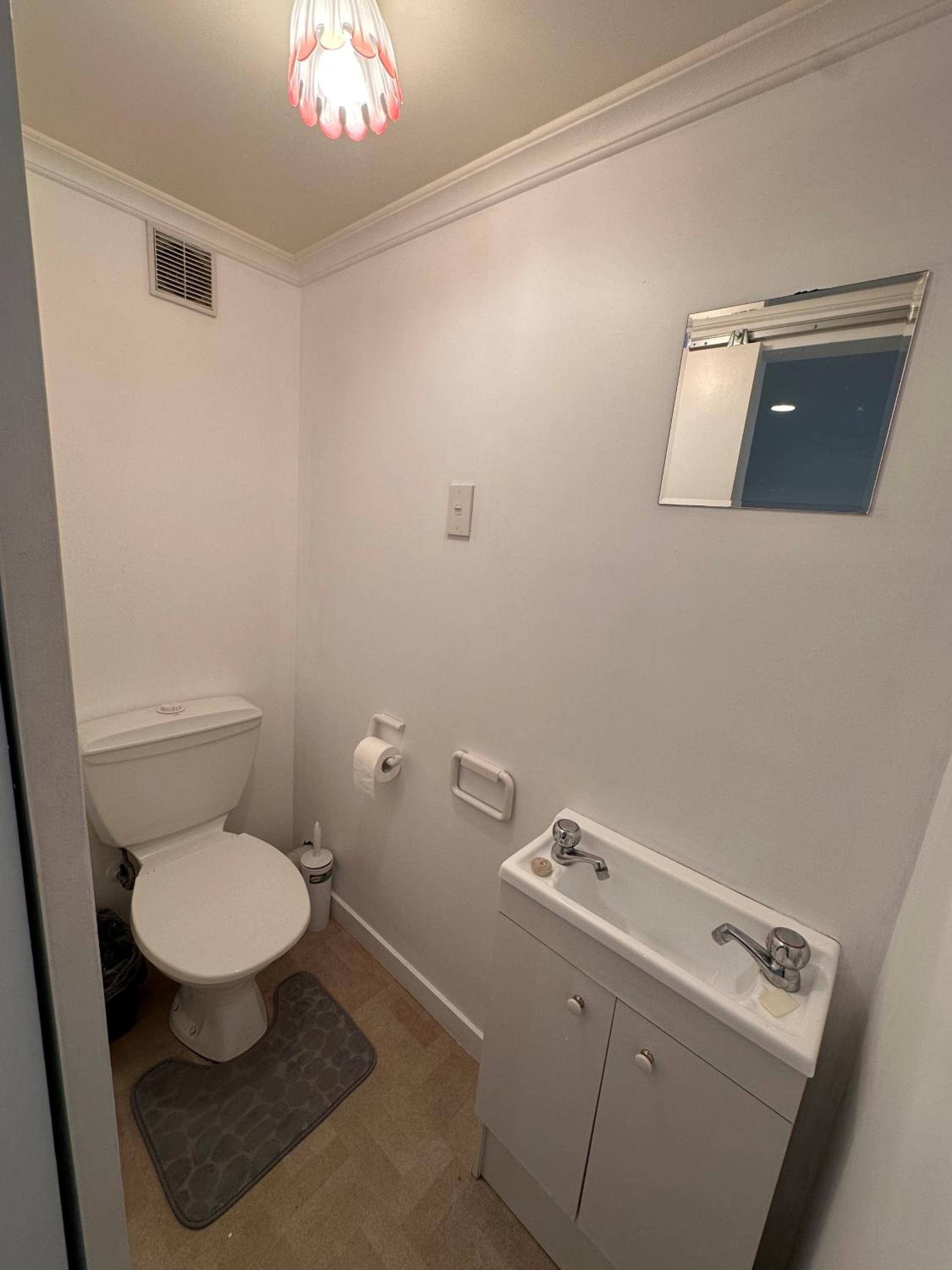 Cosy queen room with ensuite toilet and private bathroom