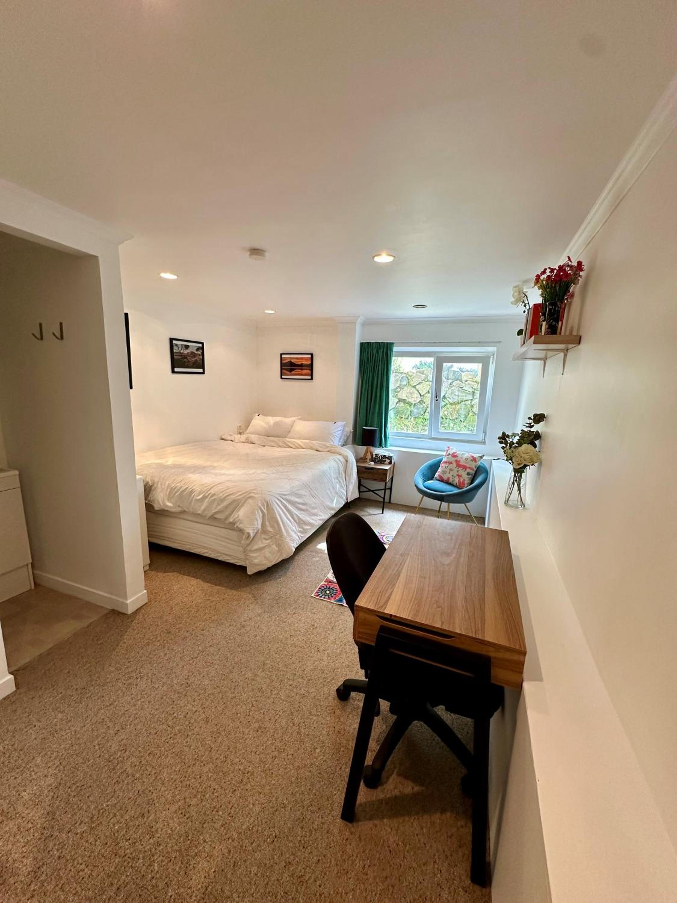 Cosy queen room with ensuite toilet and private bathroom