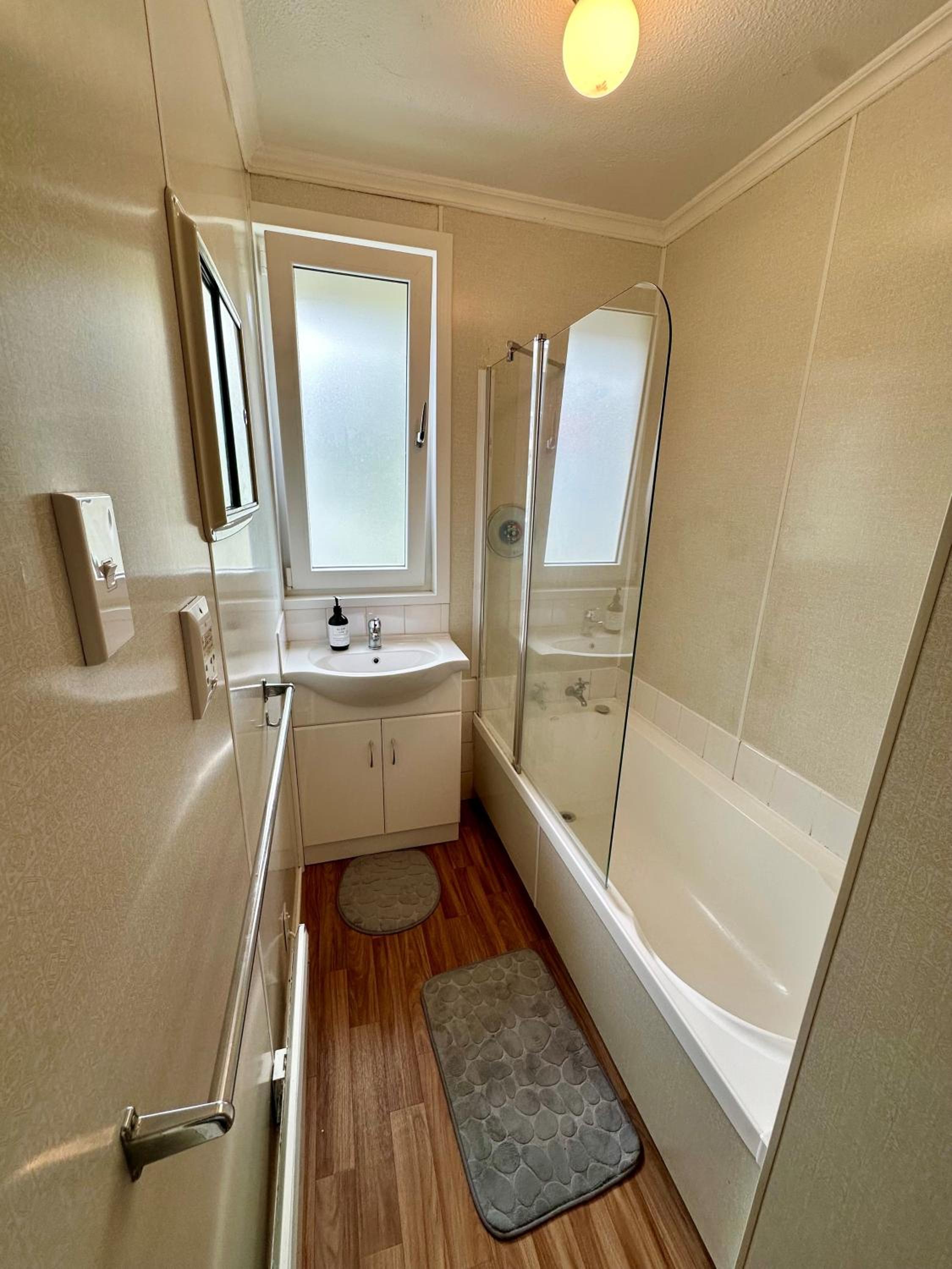 Cosy queen room with ensuite toilet and private bathroom