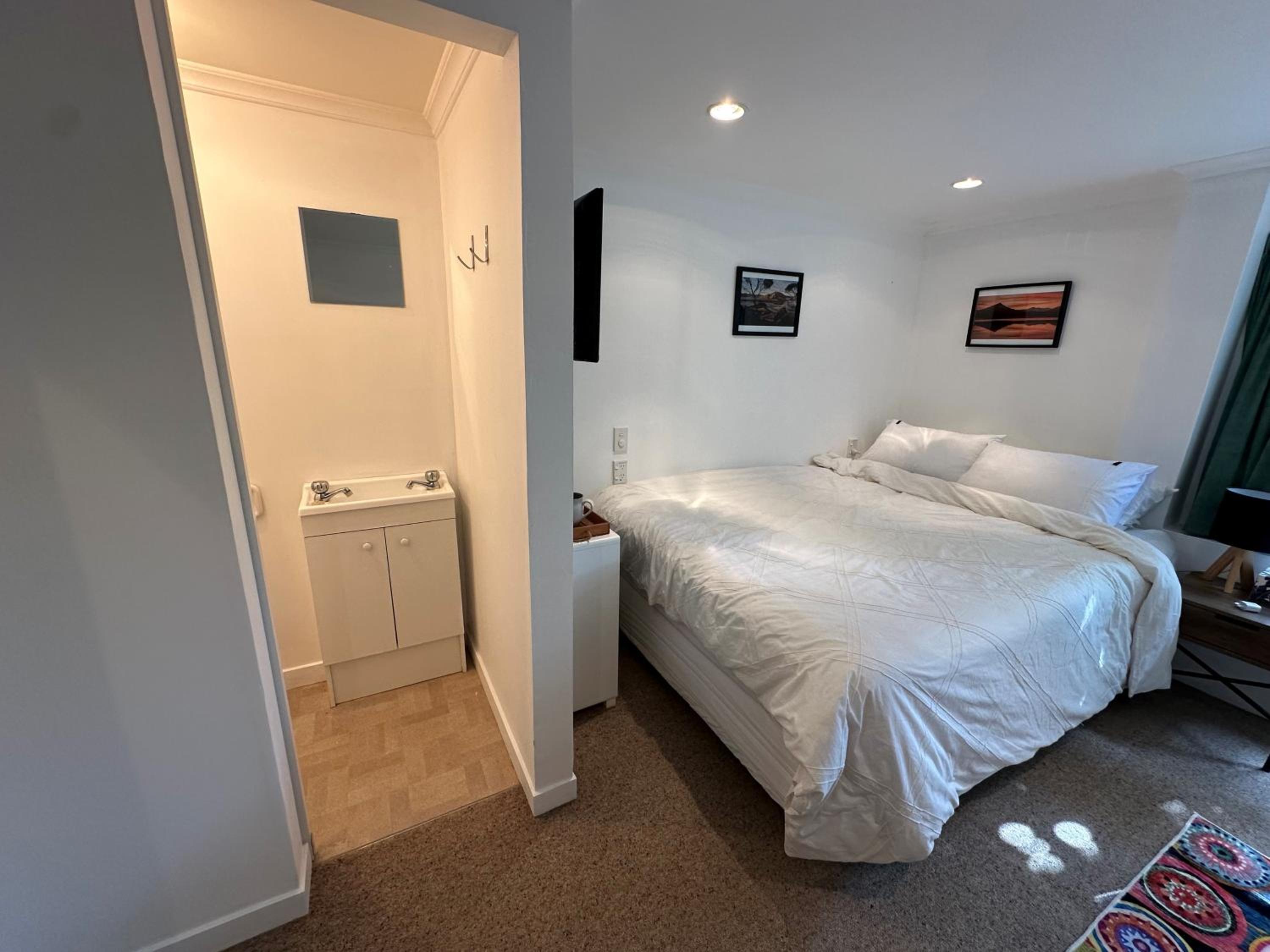 Cosy queen room with ensuite toilet and private bathroom