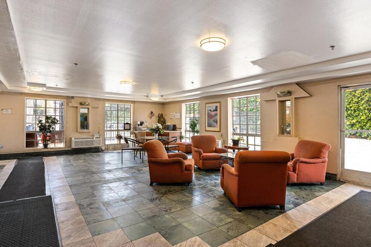 Paradise Lodge - Canoga Park, Los Angeles